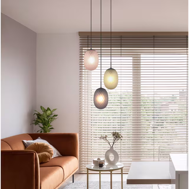 Moderne zwarte metalen LED hanglamp met drie E27 fittingen en 25W vermogen Moderne zwarte metalen LED hanglamp met drie E27 fittingen en 25W vermogen