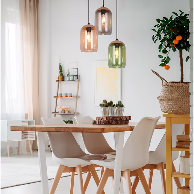 Zwarte metalen LED hanglamp met drie lichtpunten en modern design, 10W vermogen Zwarte metalen LED hanglamp met drie lichtpunten en modern design, 10W vermogen