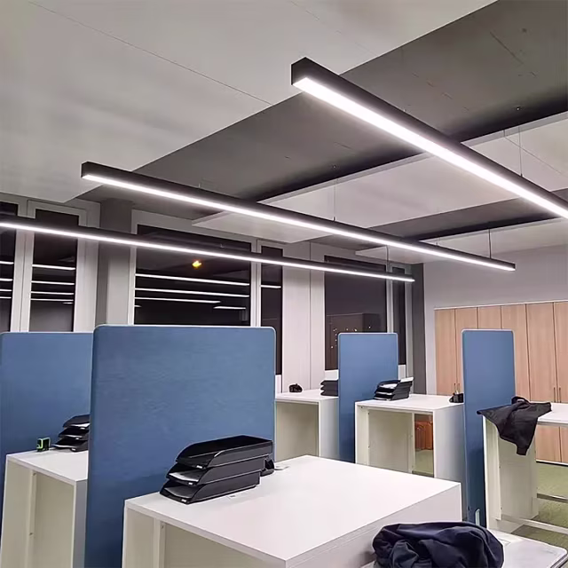 HLW LED Lineaire 40W LED Hanglamp - Zwarte & Witte LED Hanglamp met Warm Wit Licht HLW LED Lineaire 40W LED Hanglamp - Zwarte & Witte LED Hanglamp met Warm Wit Licht