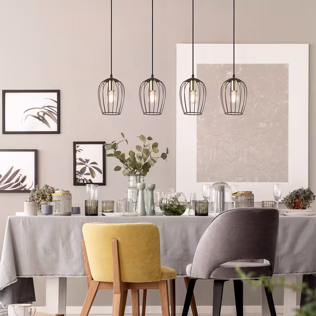 Mat zwarte metalen industriële LED hanglamp met 4 E27 fittingen en 40W vermogen Mat zwarte metalen industriële LED hanglamp met 4 E27 fittingen en 40W vermogen