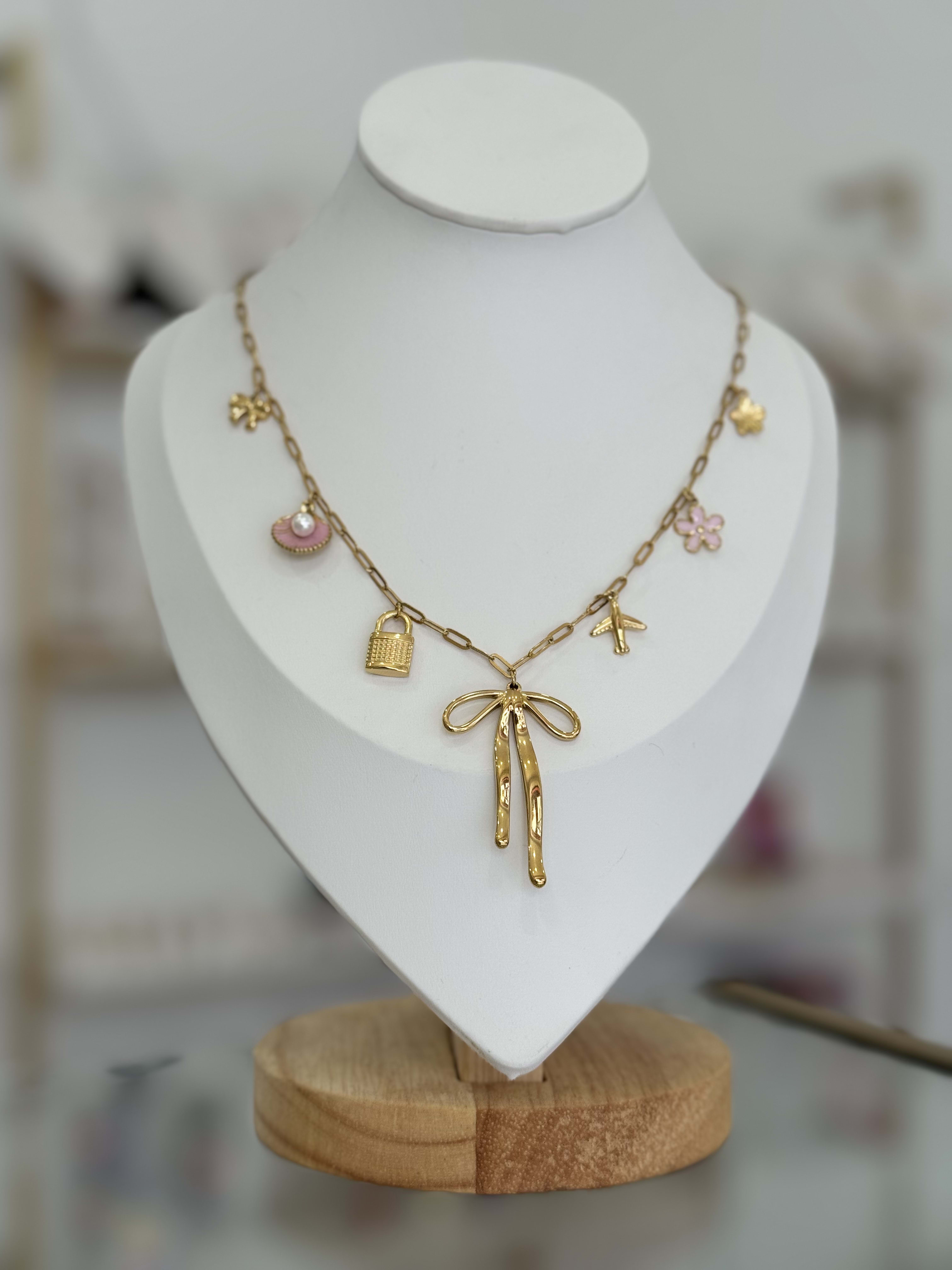 Collar Multi Dijes Almeja Listón Candado Avión Flor Viajera Chapa Oro 14K Acero Inoxidable Mujer