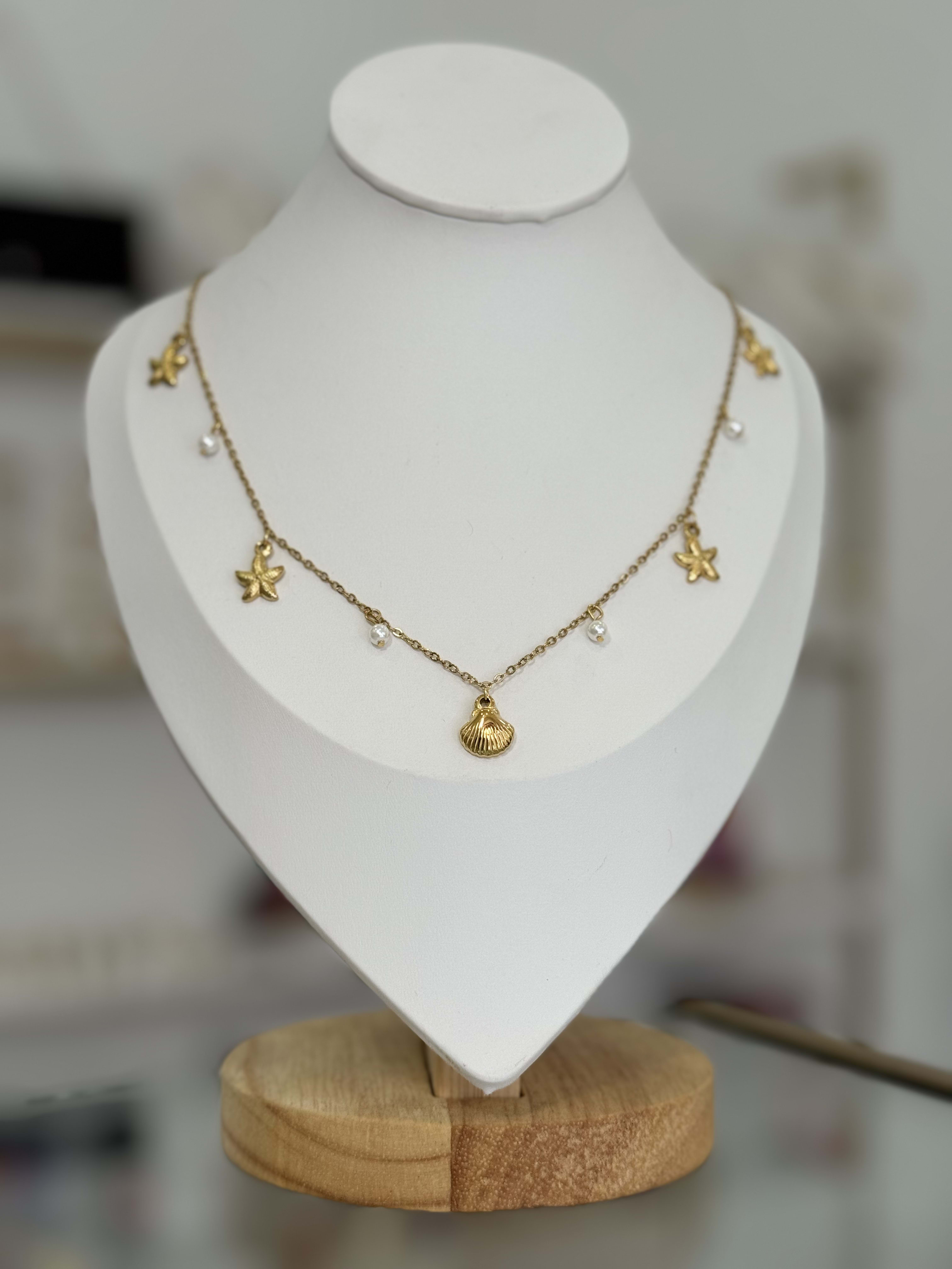 Collar marino dijes de estrella y perlas.