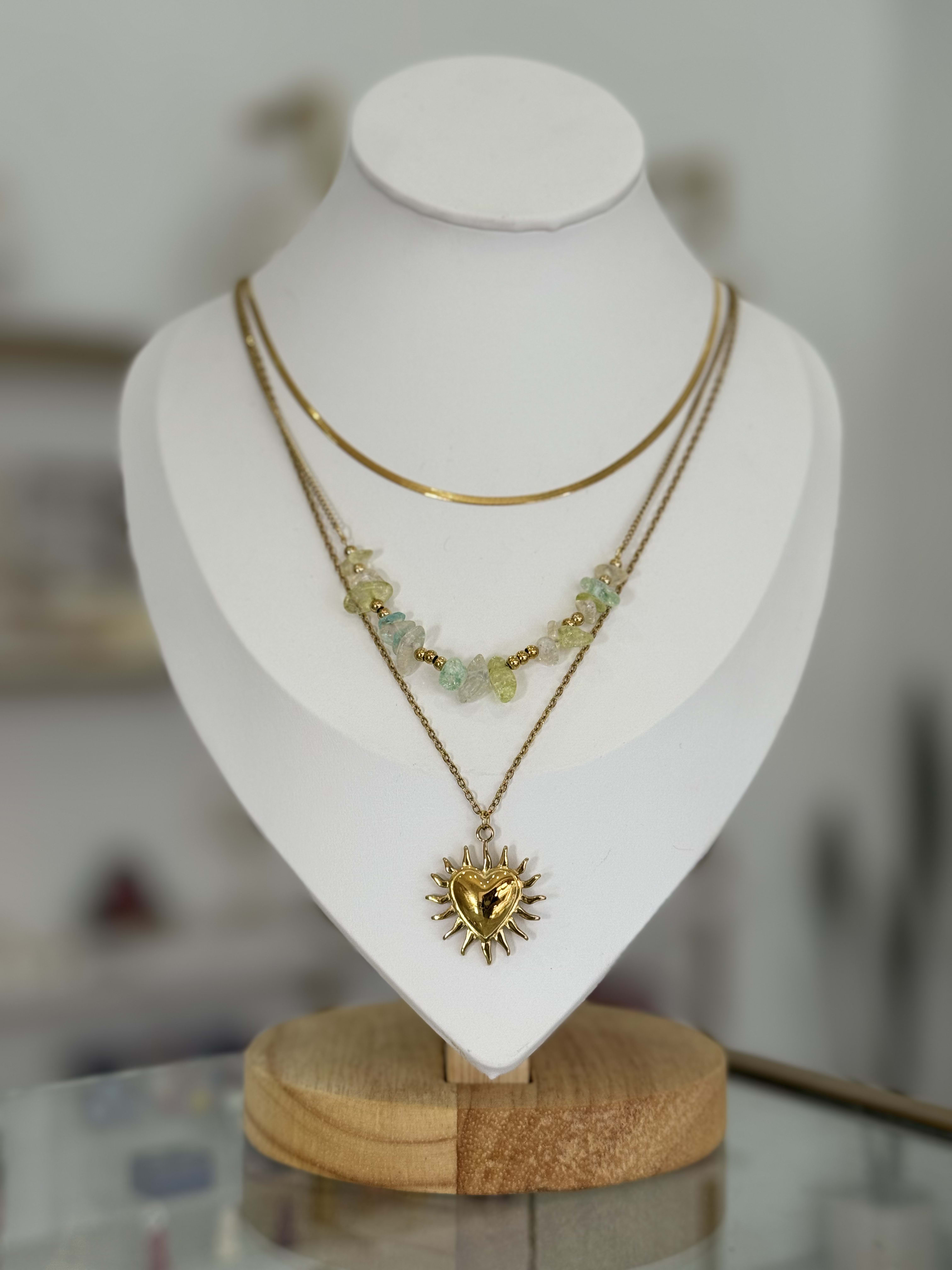Collar en capas, con dije milagrito y aplicaciones de colores