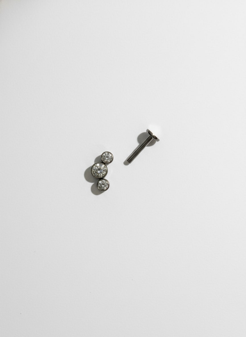 Piercing labret 16G 1 opalo  y 2 zirconias moradas