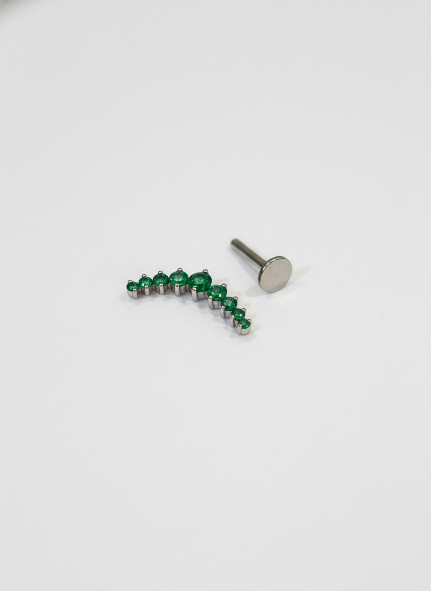 Piercing labret titanio 16G, 9 zirconias esmeralda,  plateado