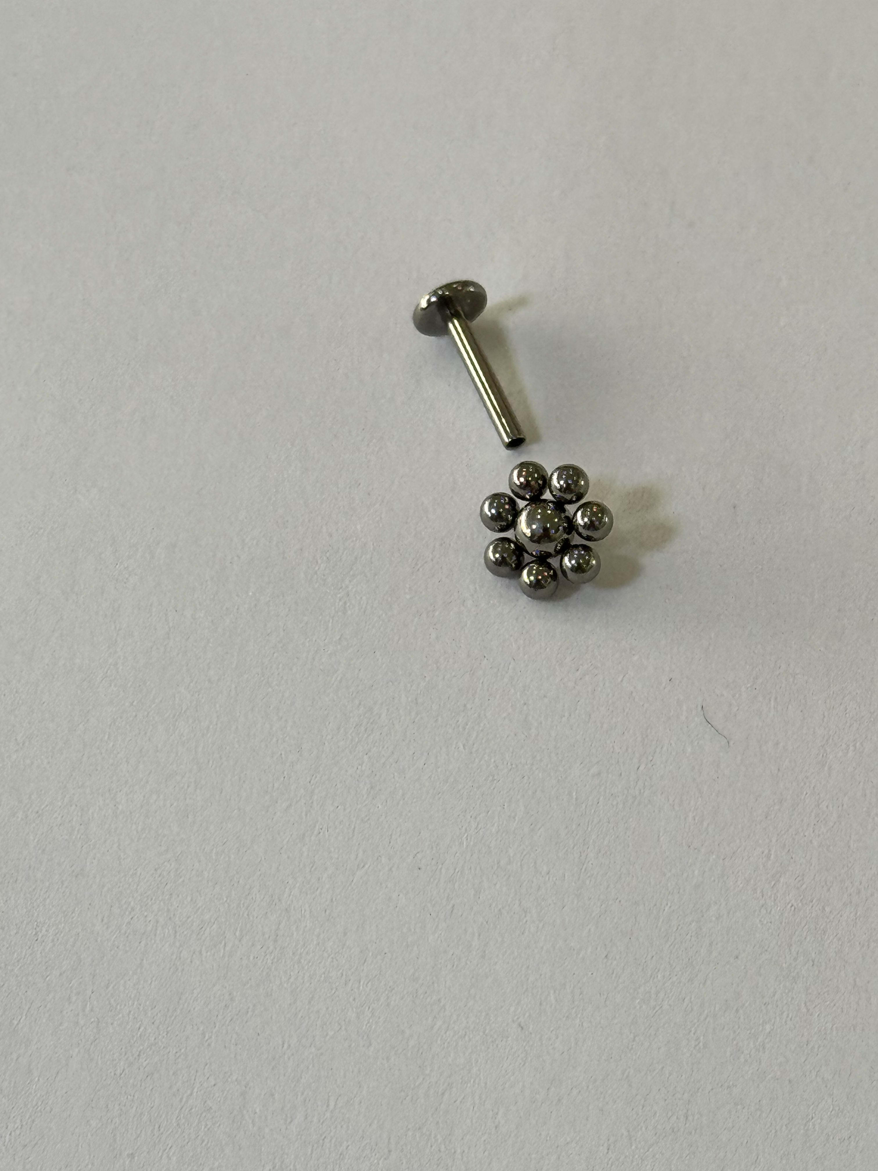 Piercing labret titanio 16G, bolitas plateado