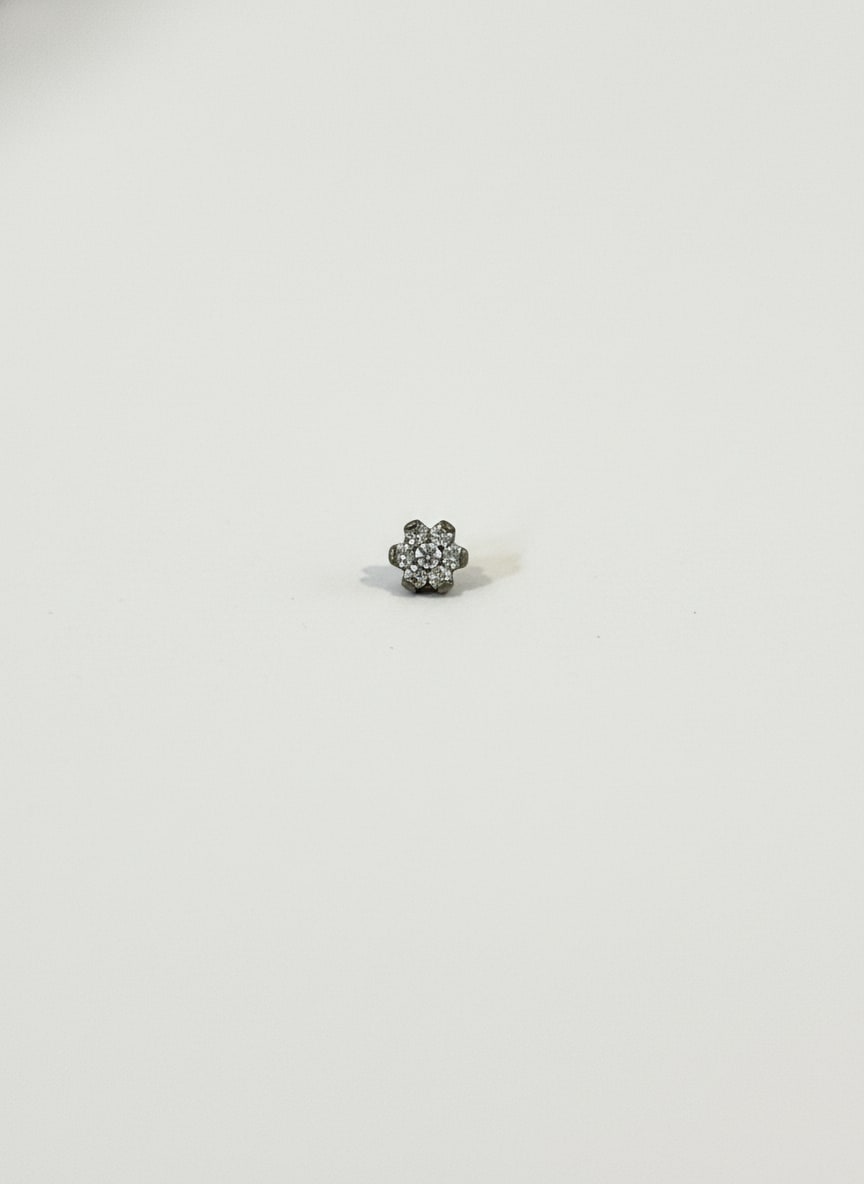 Labret Flor 6 Petalos Gemas Blancas Plateado