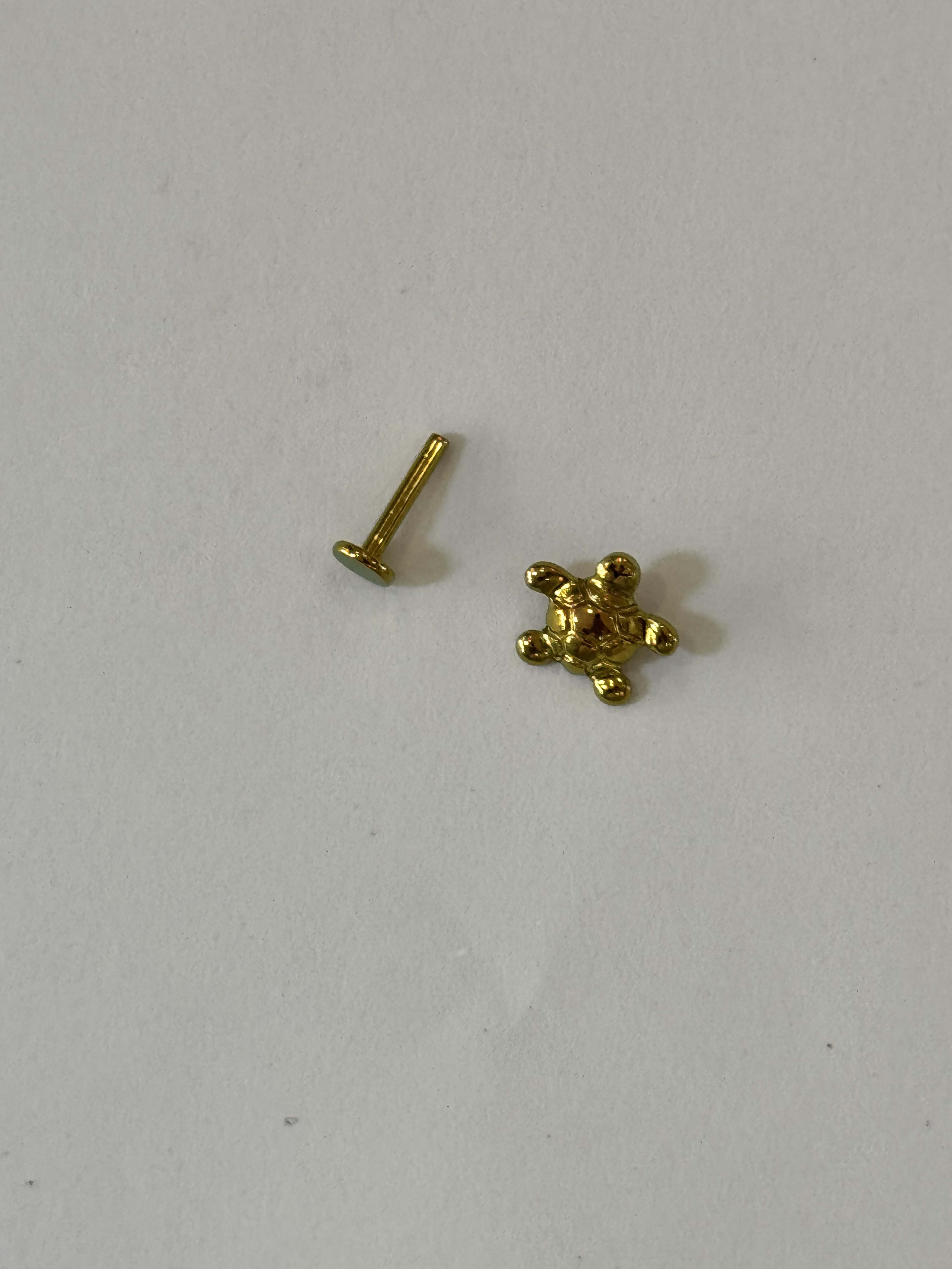 Labret Piercing Tortuga Dorada