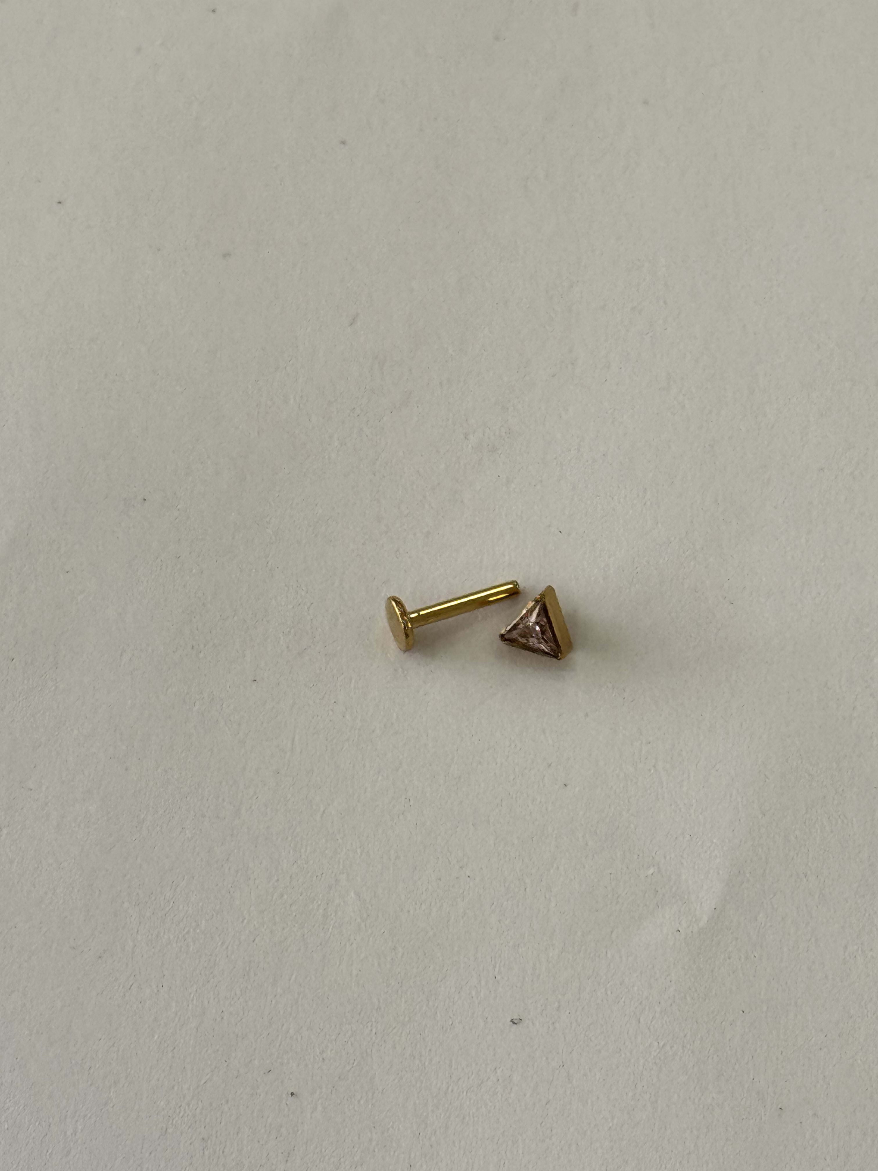 Labret Piercing Triangulo Zirconia Dorado