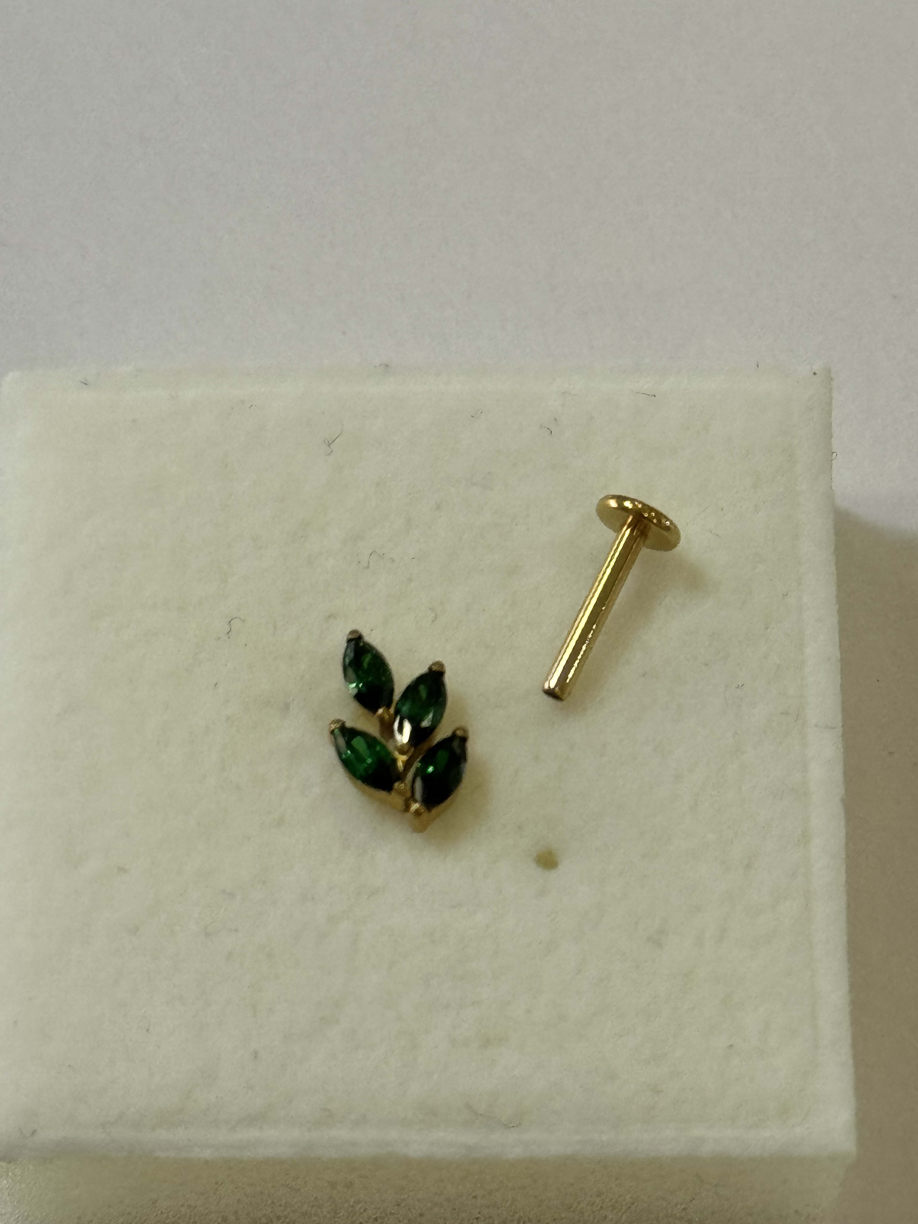 Piercing labret titanio 16G, planta con zirconias esmeralda