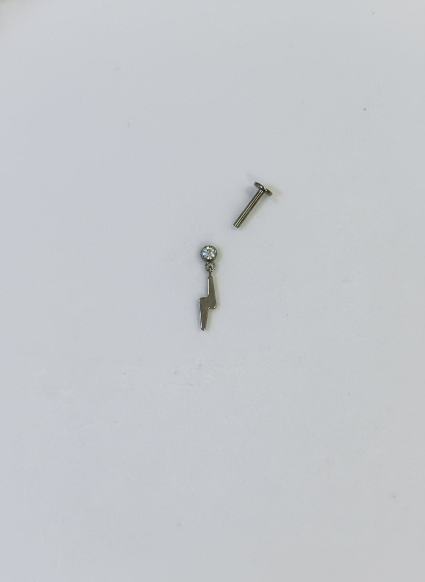 Piercing labret titanio 16G, con rayo colgante