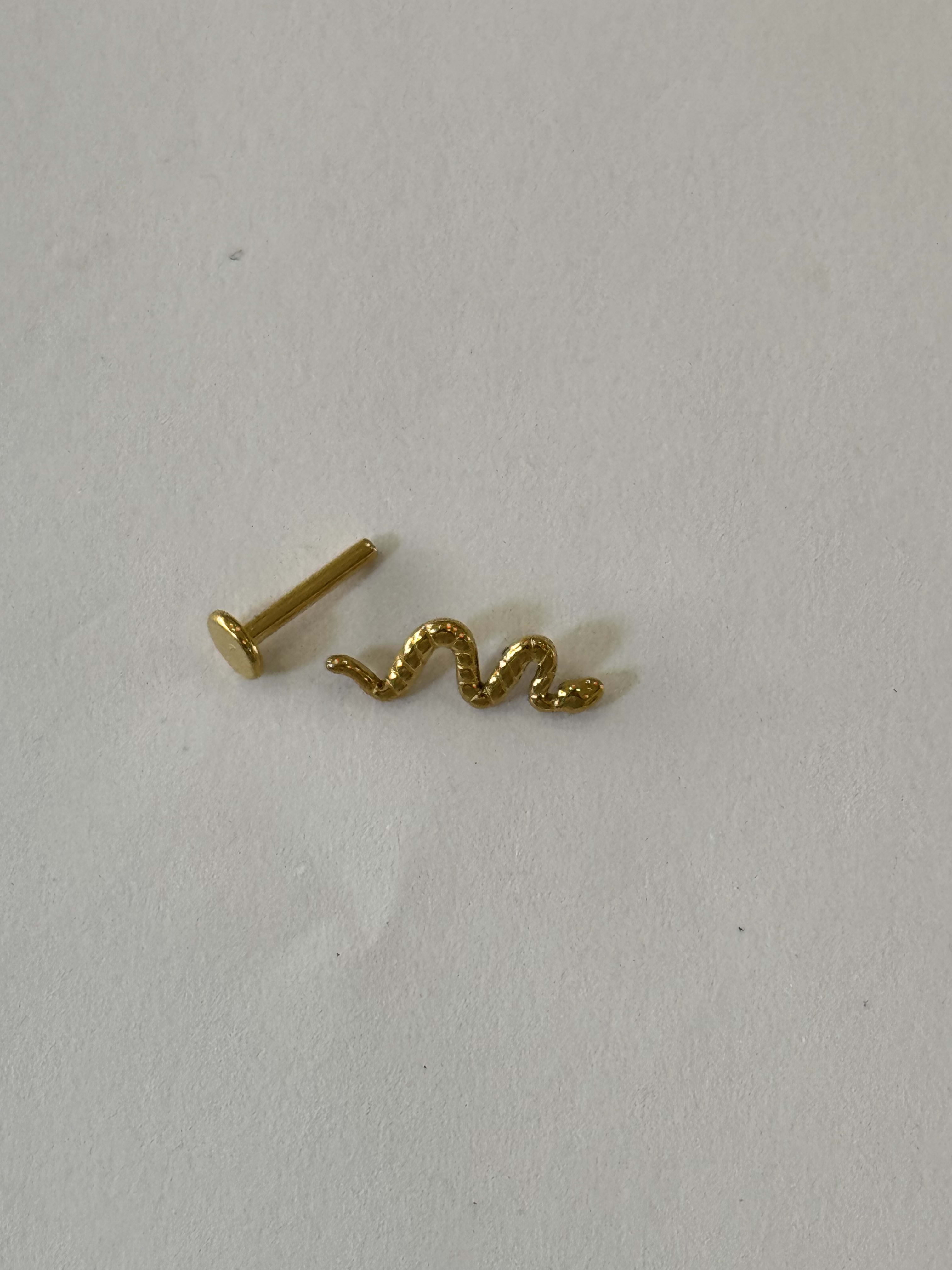 Piercing labret titanio 16G, serpiente con textura