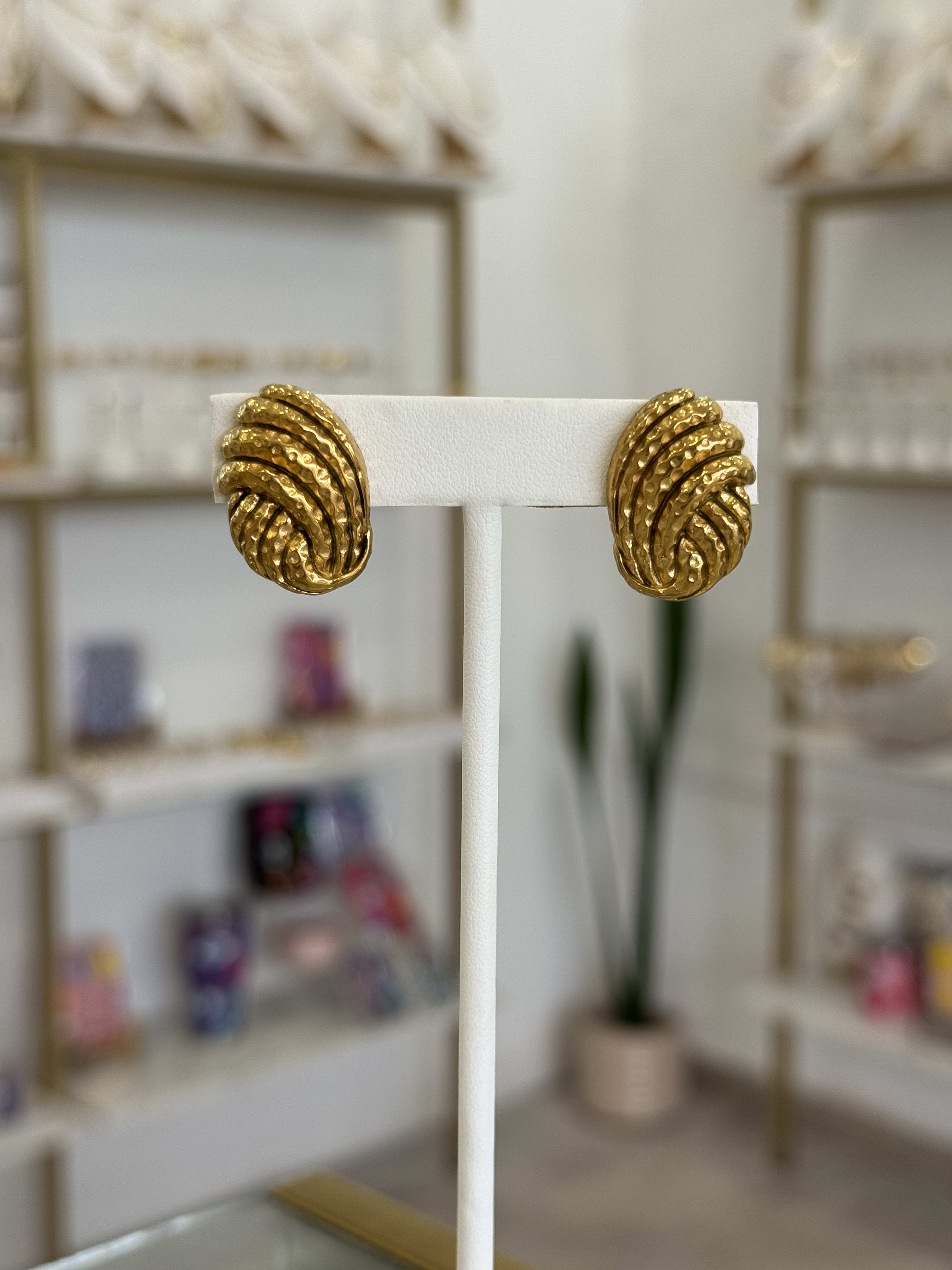 Aretes Cúpula Chunky Dorados Bold Statement Acero