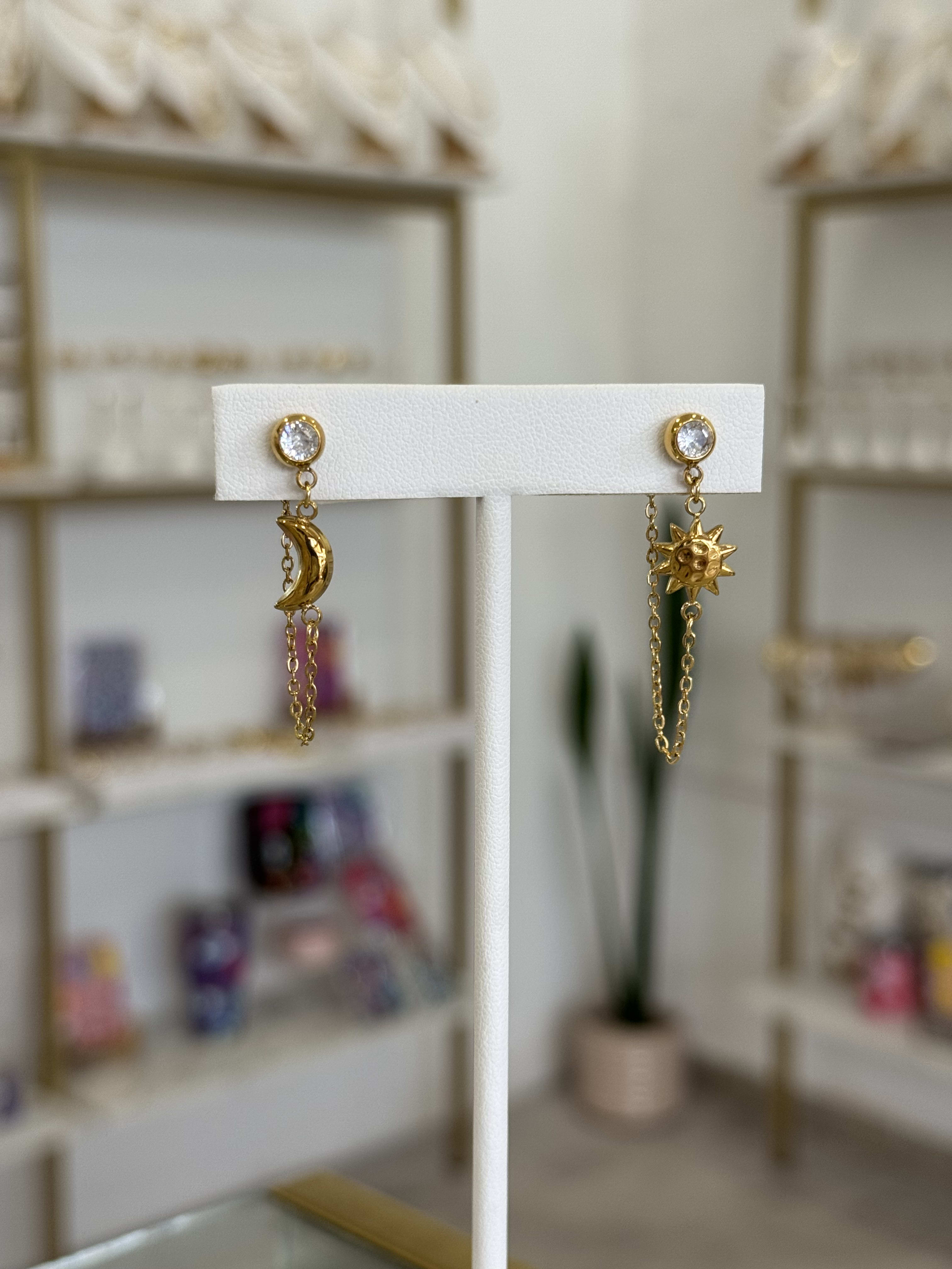 Aretes Colgantes Sol Luna Celestial Dorados Acero - Mundo Chic Joyería Trendy