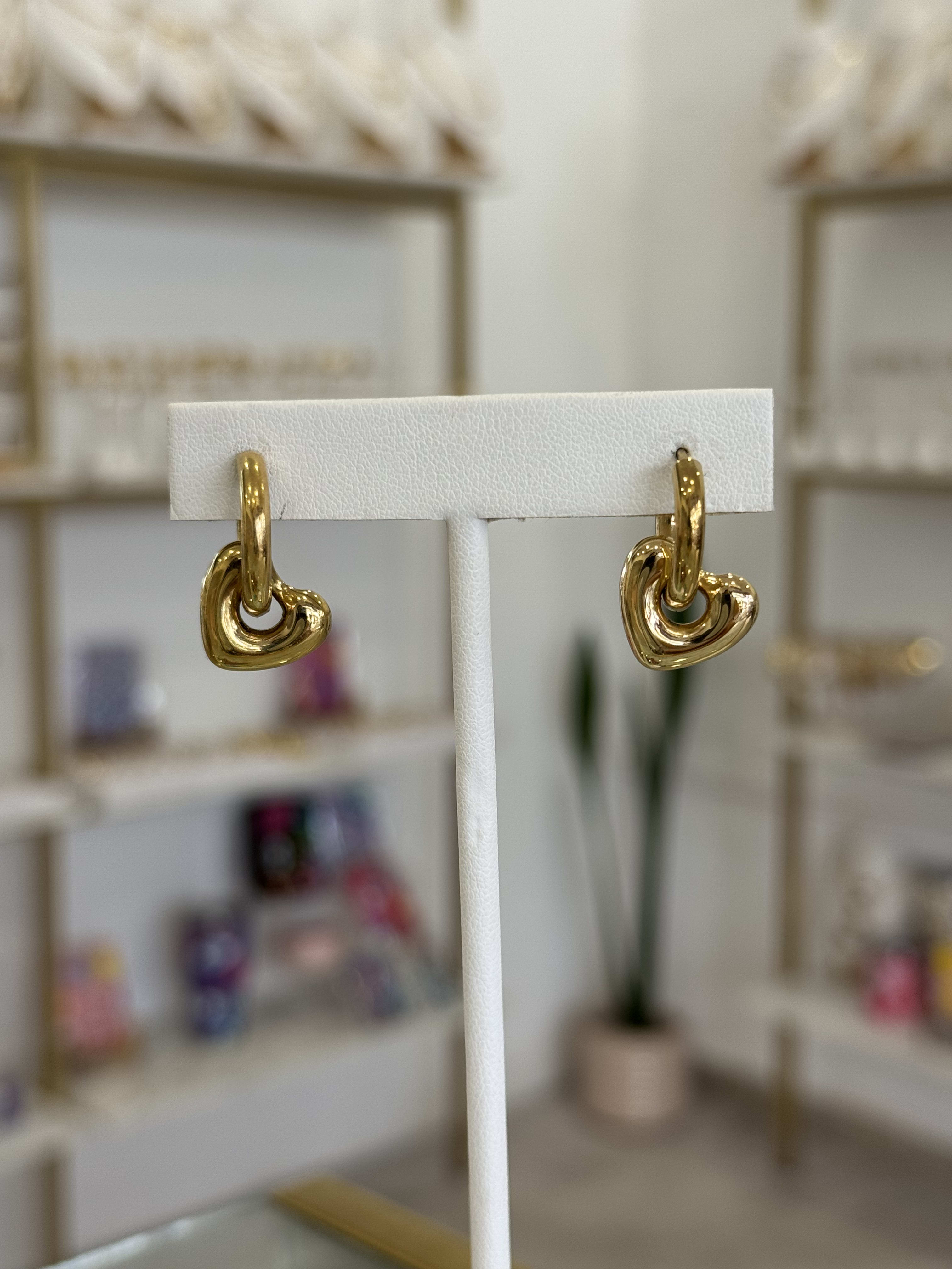 Aretes Corazón Chunky Dorados Bold Statement Acero - Mundo Chic Joyería Trendy