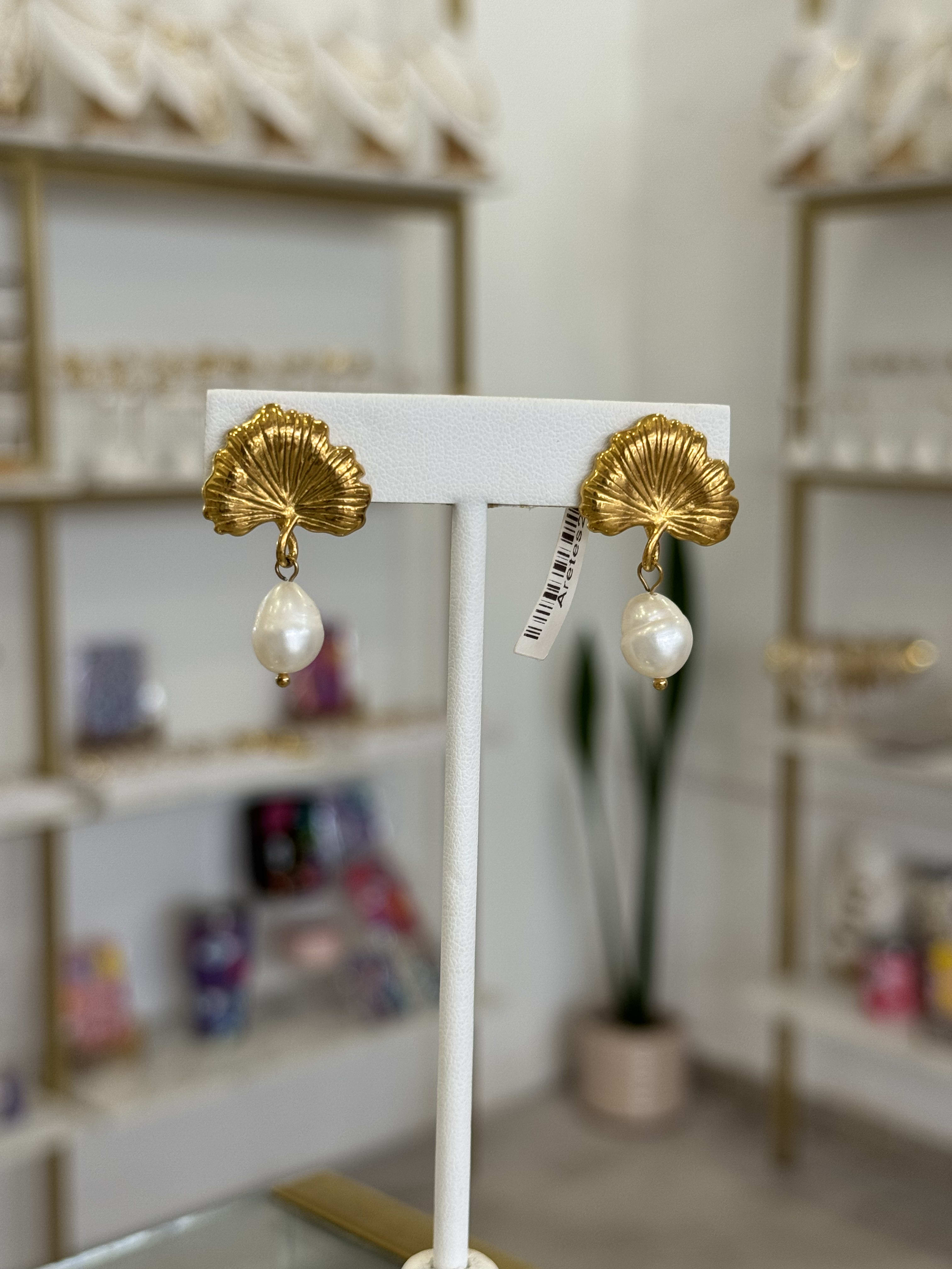 Aretes Hoja Perla Dorados Nature Chic Acero Mujer - Mundo Chic Joyería Trendy