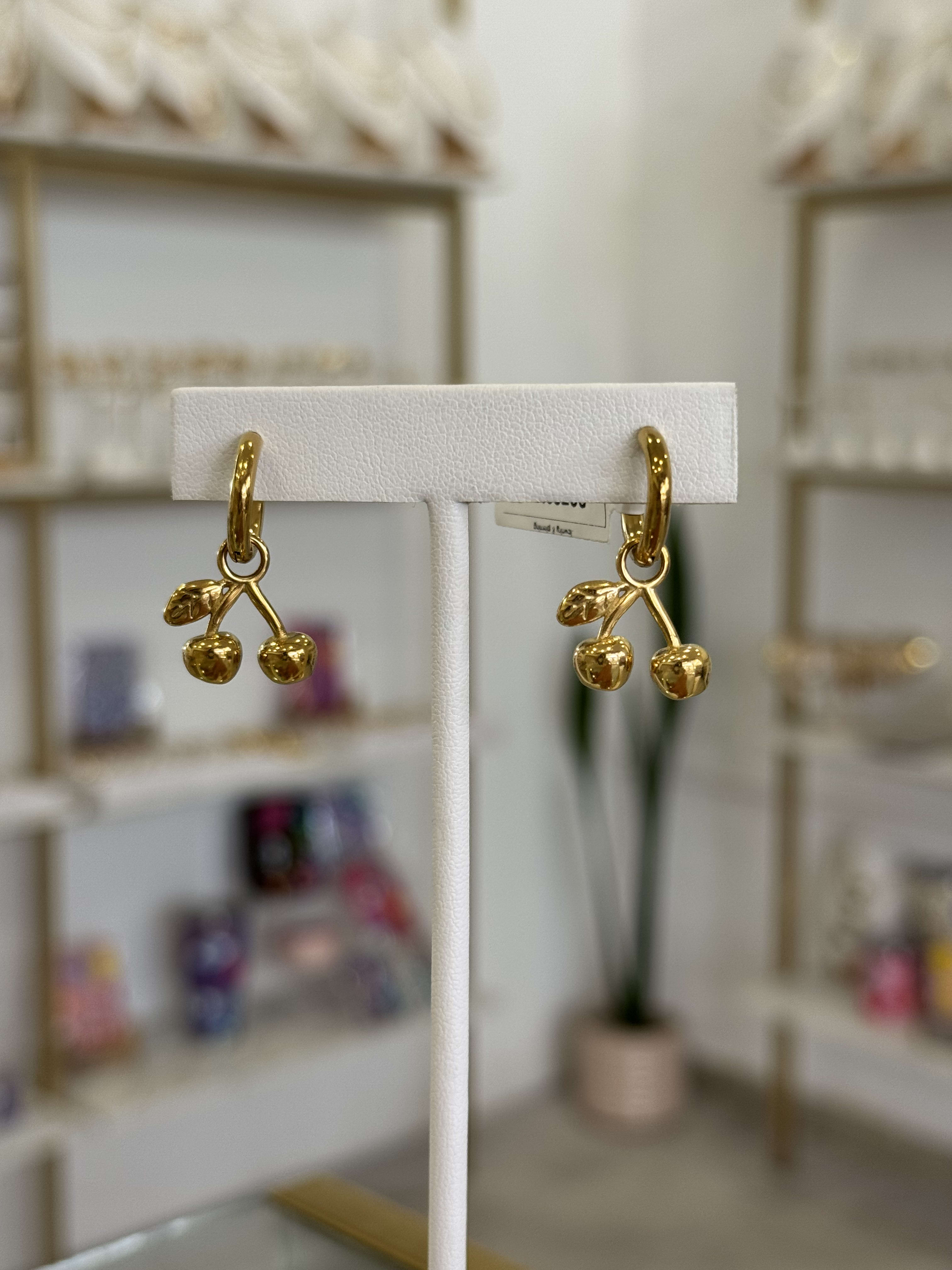 Aretes Cerezas Doradas Minimalistas Chic Acero Inox - Mundo Chic Joyería Trendy