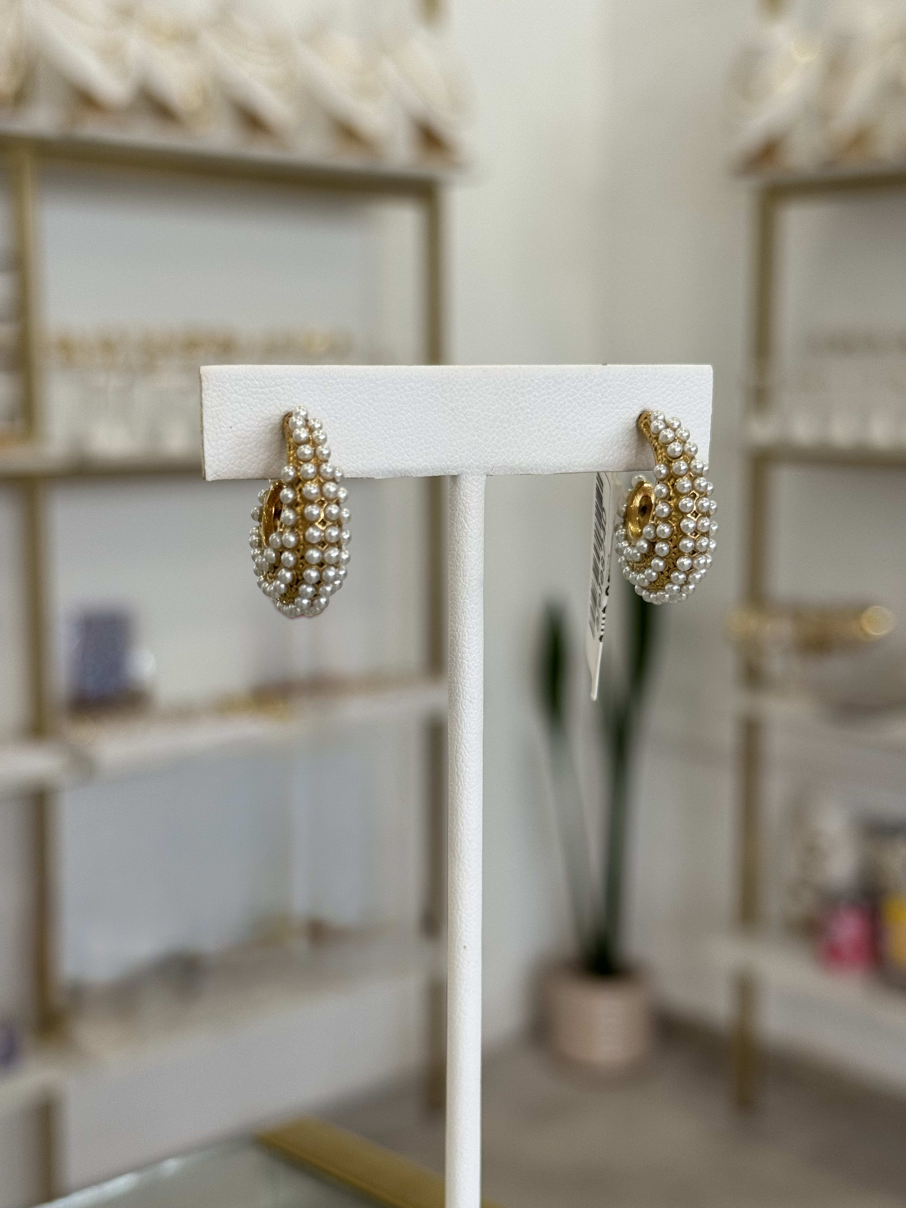 Aretes Caracol Perlas Dorados Coastal Acero Inoxidable - Mundo Chic Joyería Trendy