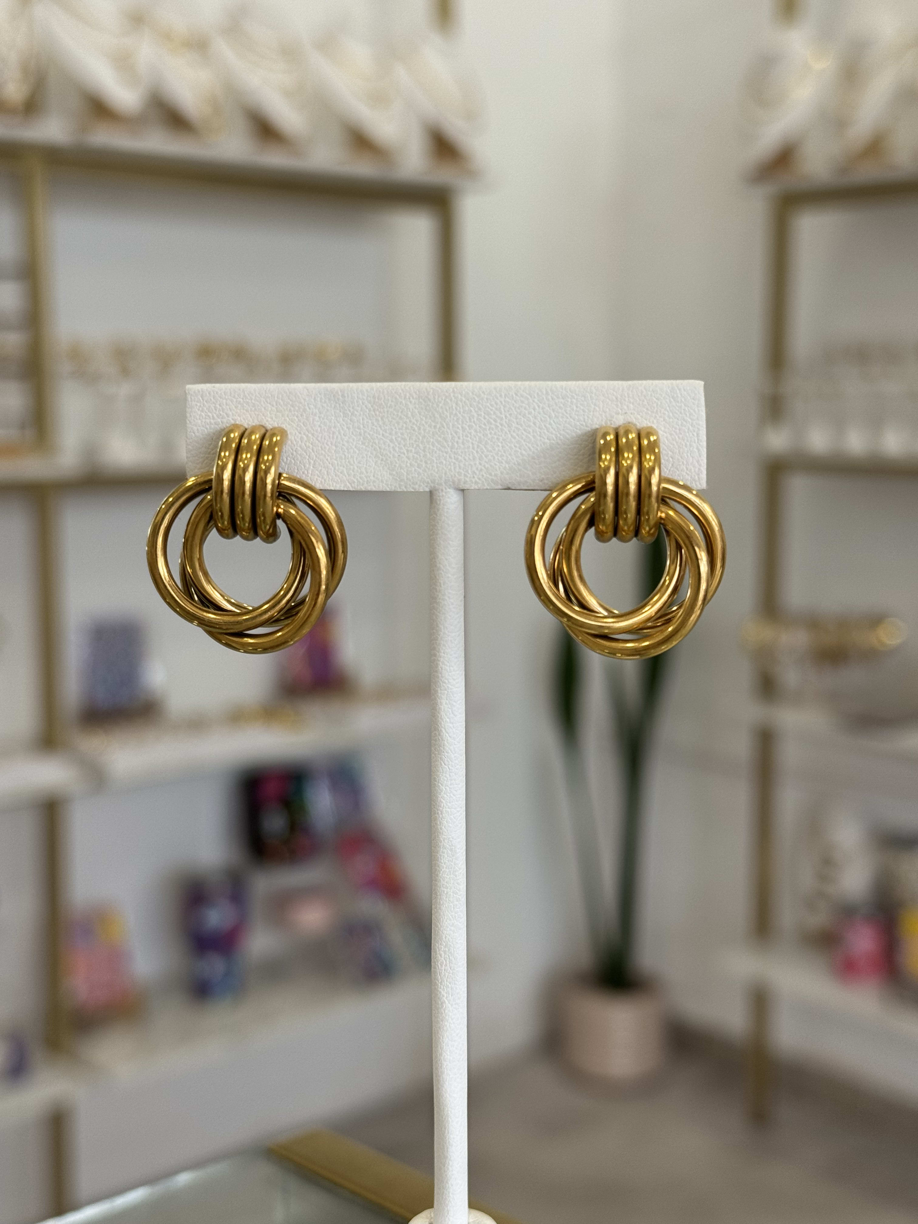 Aretes Aros Entrelazados Modernos Dorados Acero Inox - Mundo Chic Joyería Trendy