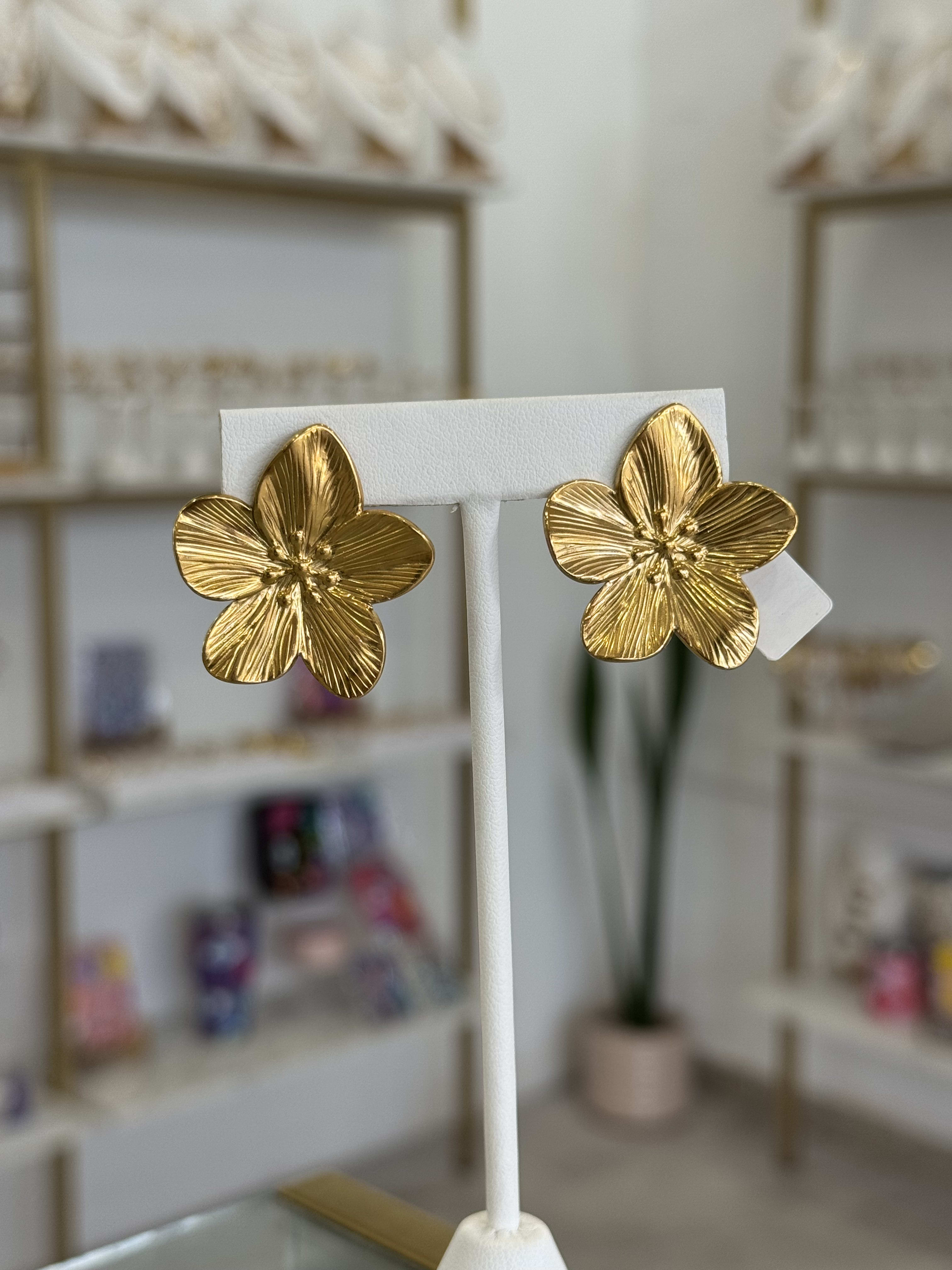 Aretes Flor Vainilla Elegantes Dorados Baño Oro Mujer - Mundo Chic Joyería Trendy
