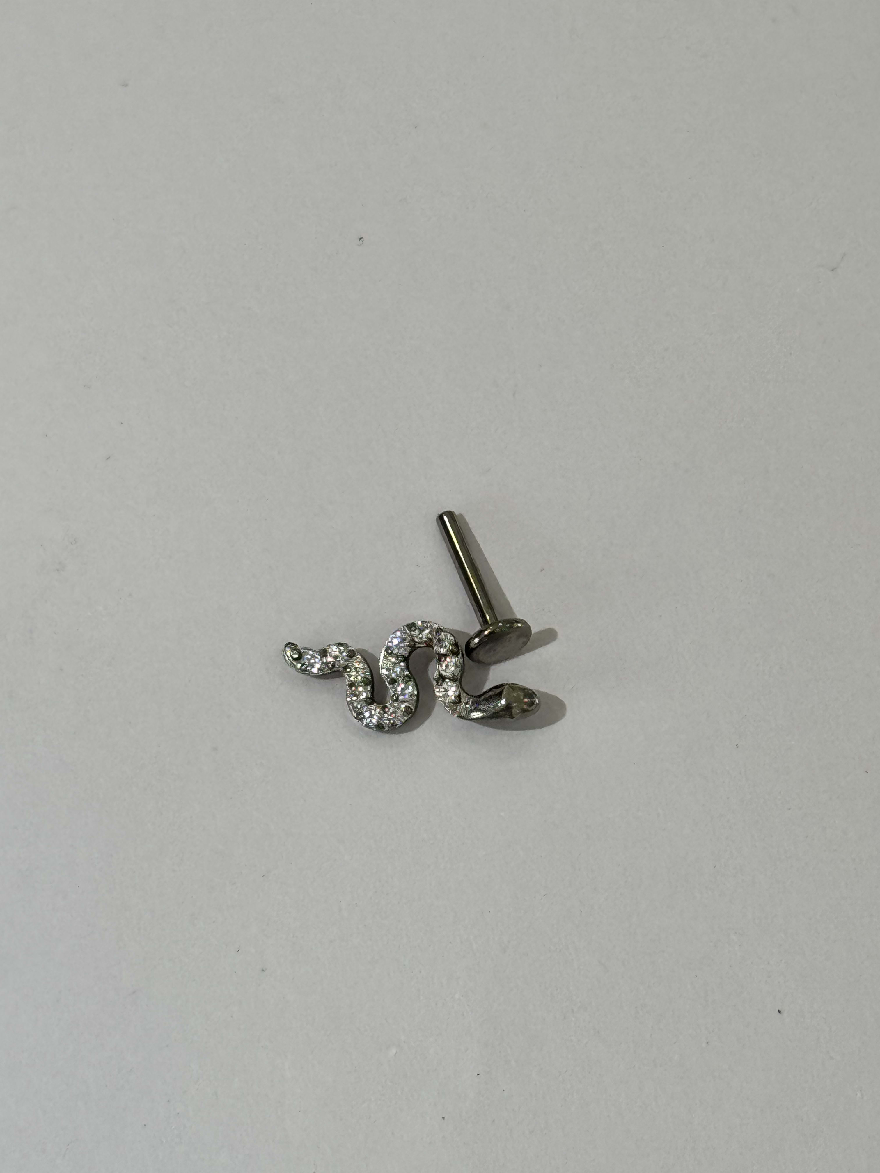 Piercing labret titanio 16G, serpiente con 13 zirconias