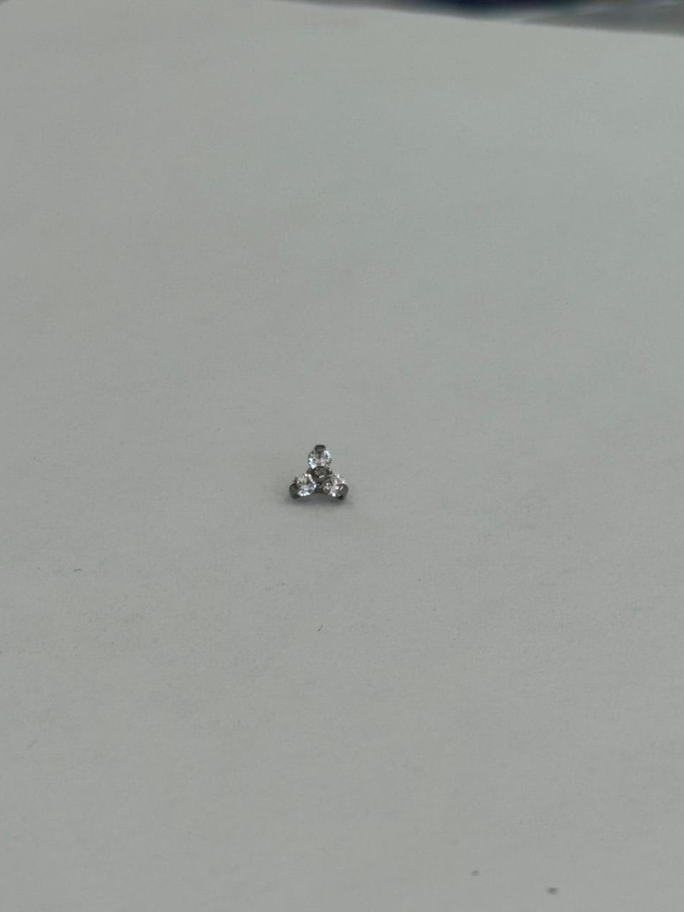 Trebol plateado 3 zirconias. Piercing de acero quirúrgico 316L