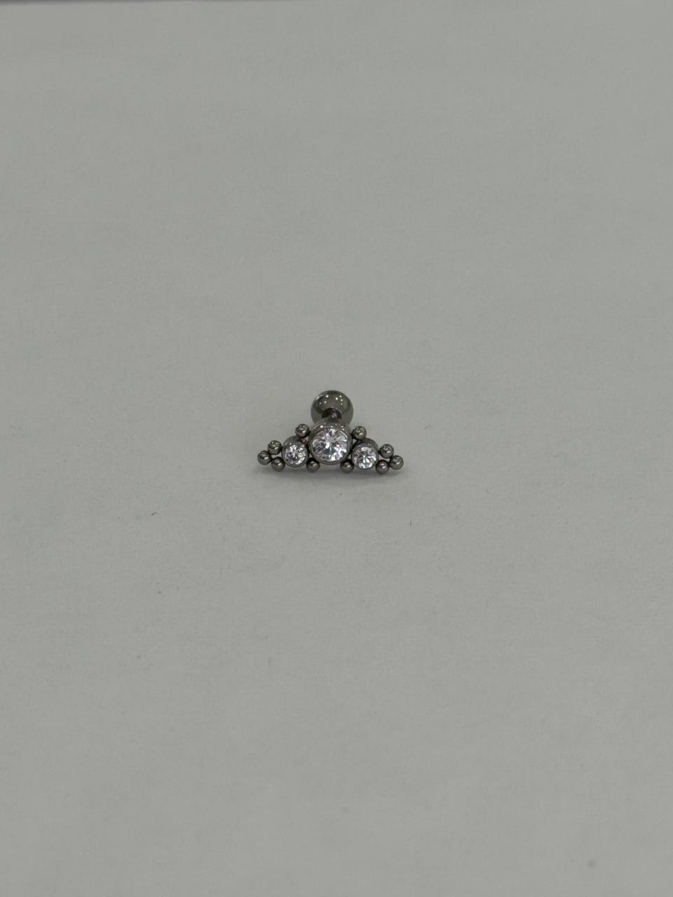 Arco plateado de 3 zirconias y balines. Piercing de acero quirúrgico 316L.