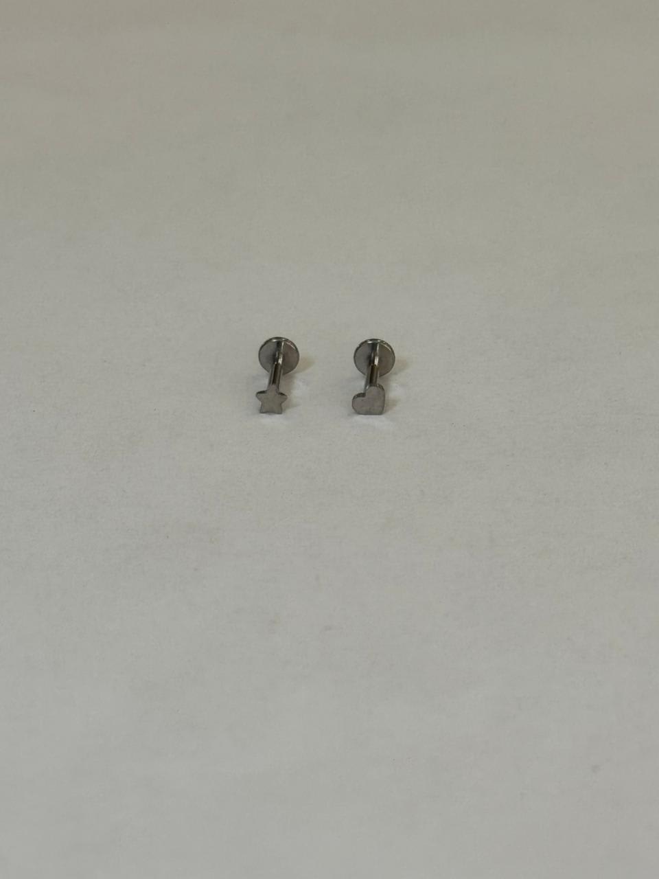 Estrella plateada. Piercing de acero quirúrgico grado implante 316L