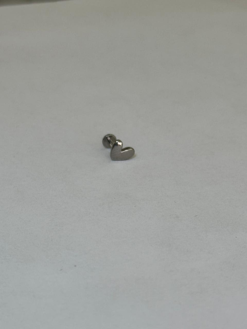 Corazon desigual plateado. Piercing labret de acero quirúrgico 316L