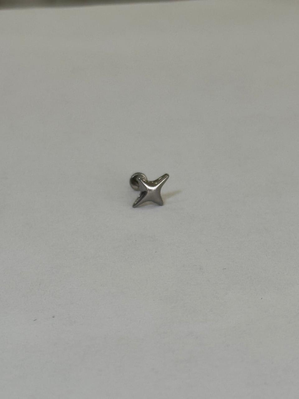Destello plateado. Piercing de acero quirúrgico 316L