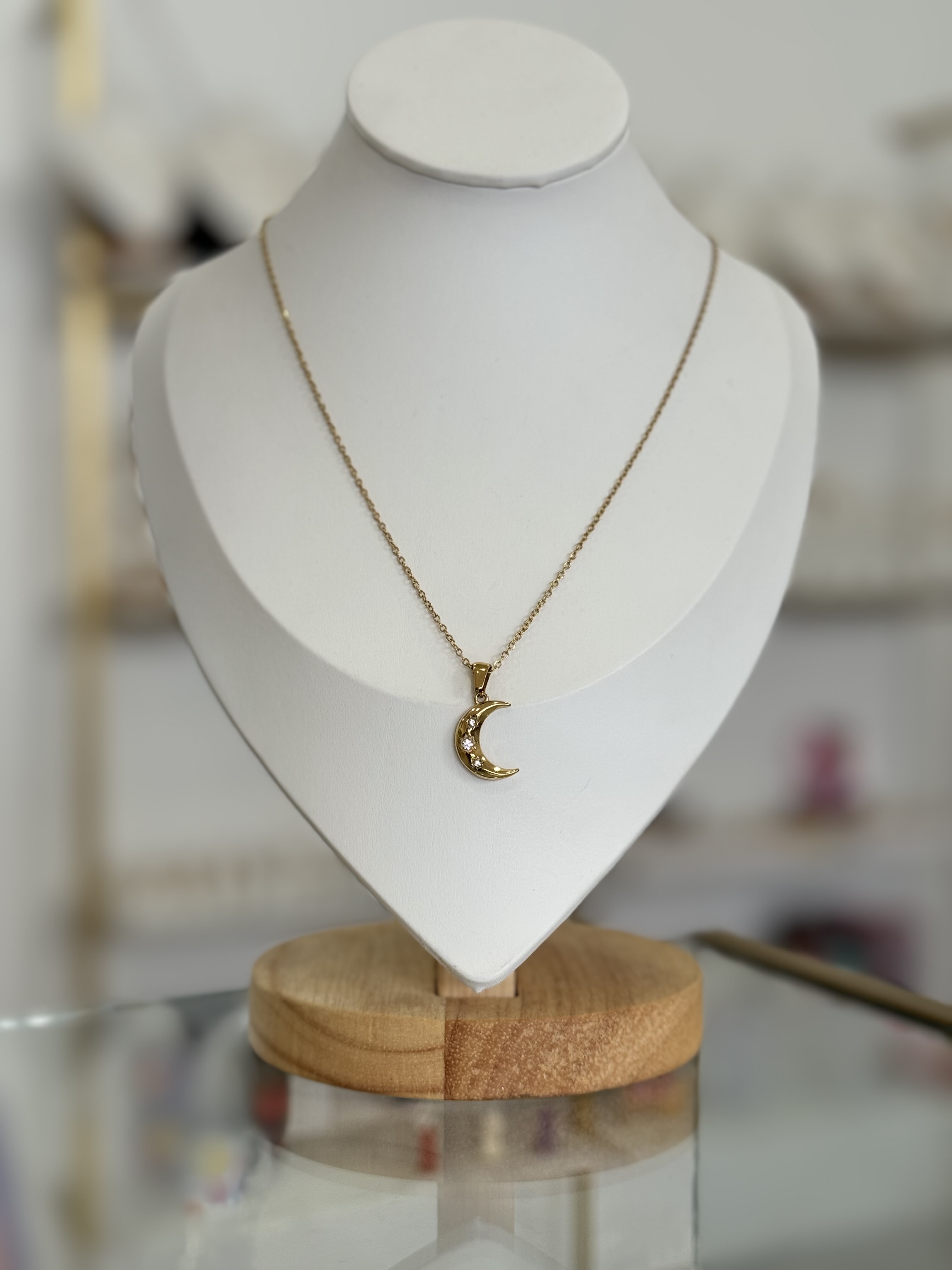 Collar dorado con dije de luna con zirconias - Acero inoxidable libre de níquel - Mundo Chic
