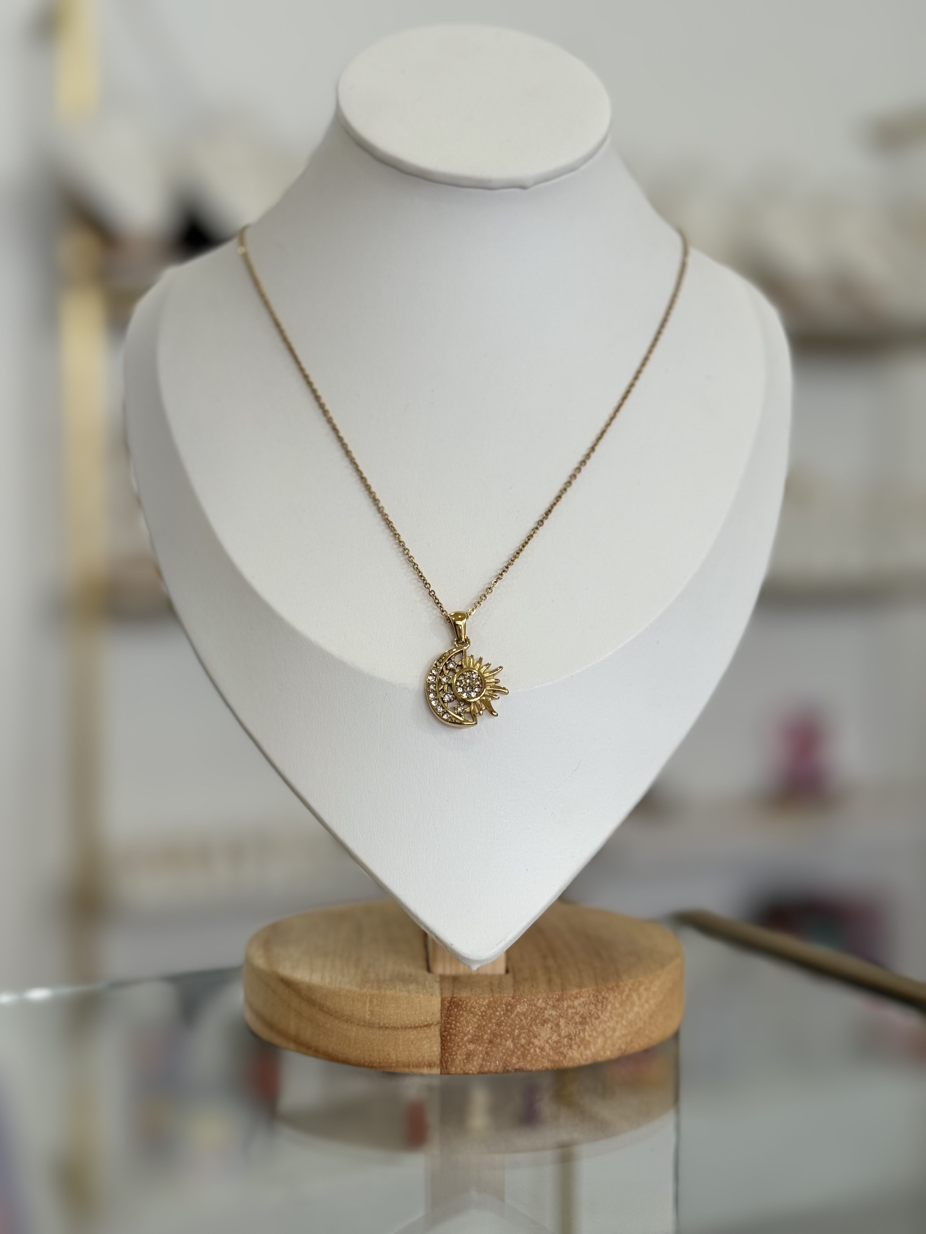 Collar dorado con dije de sol y luna - Mundo Chic Joyería