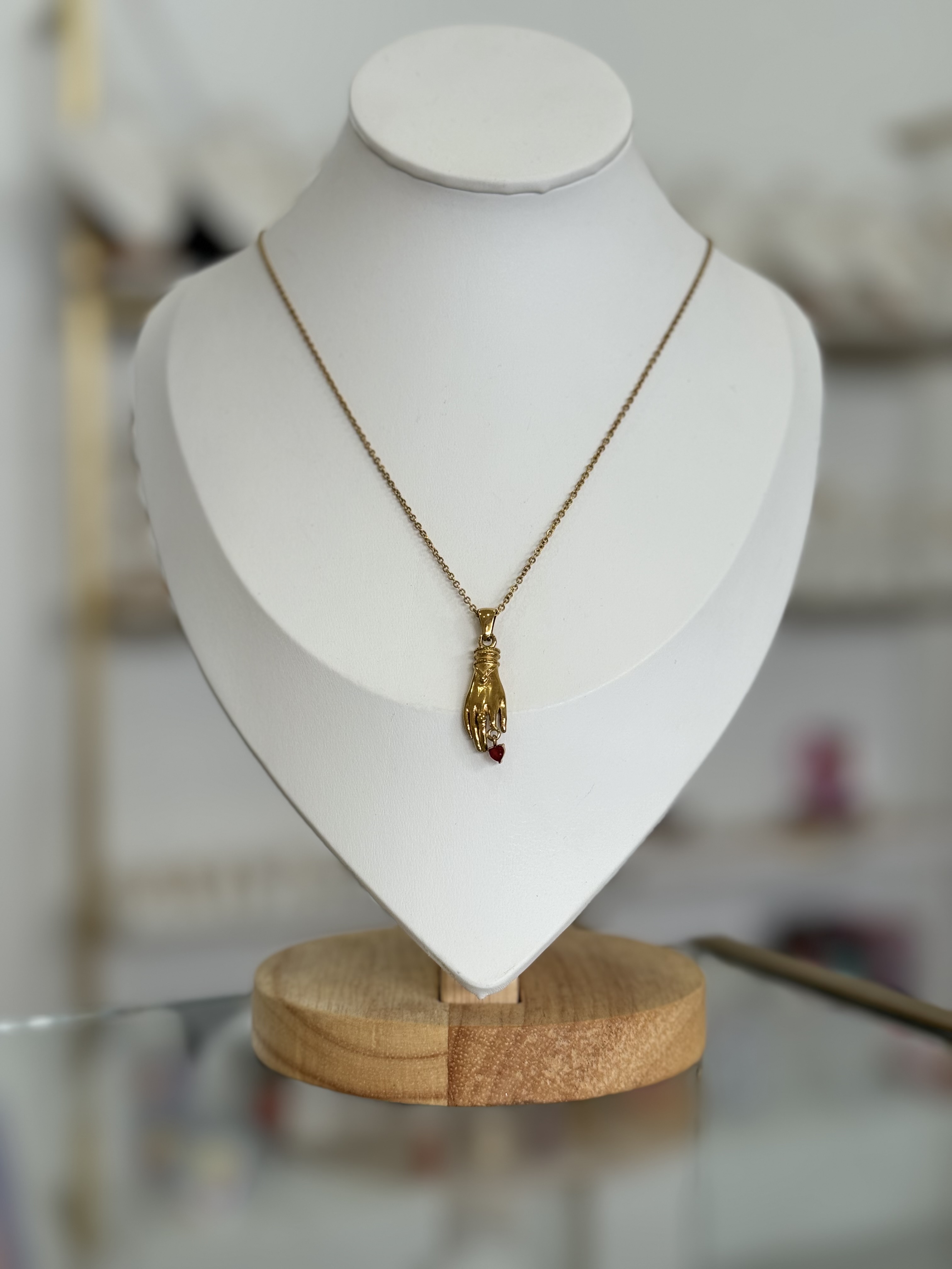 Collar dorado con dije de mano y corazón - Acero inoxidable libre de níquel - Mundo Chic