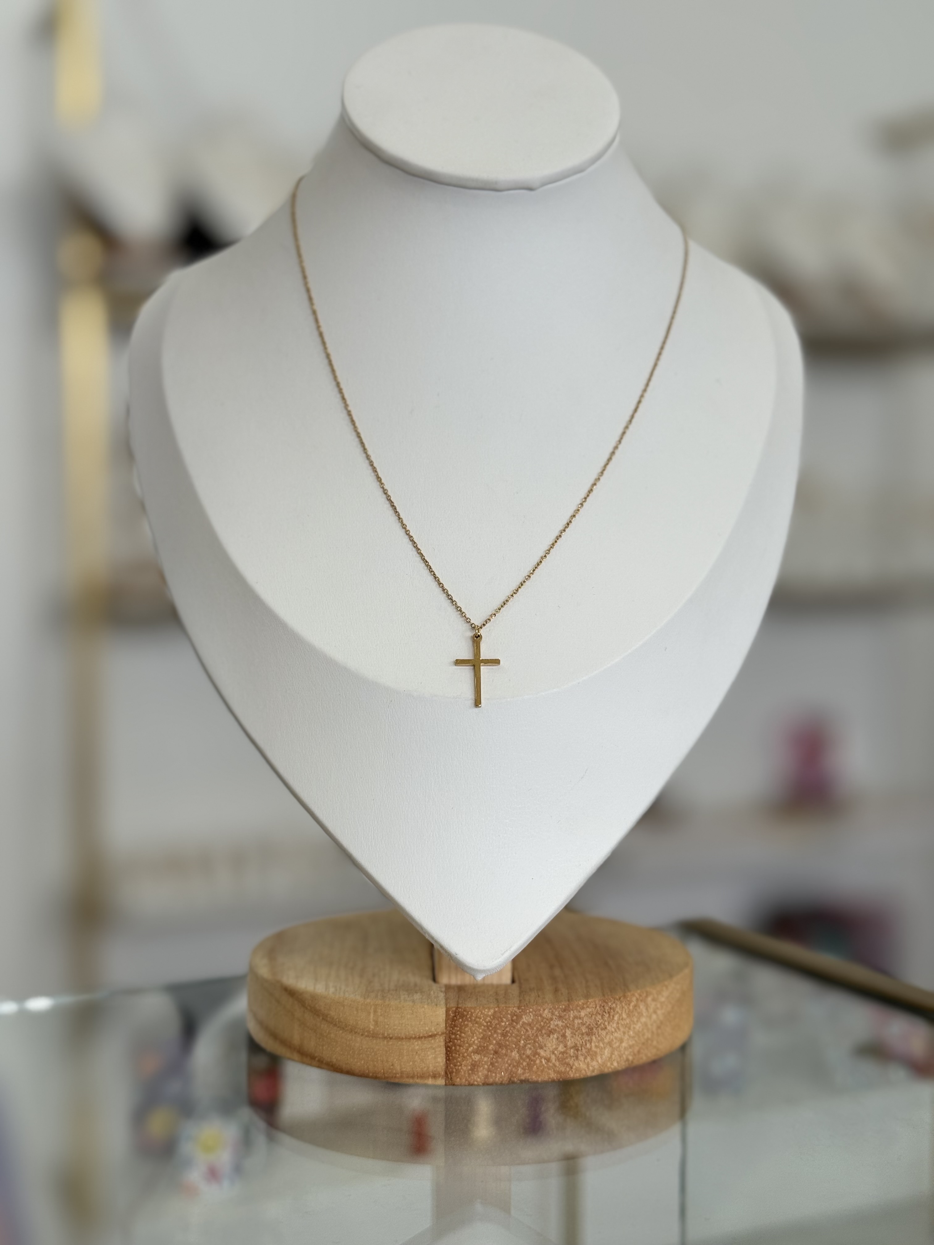 Collar dorado con dije de cruz