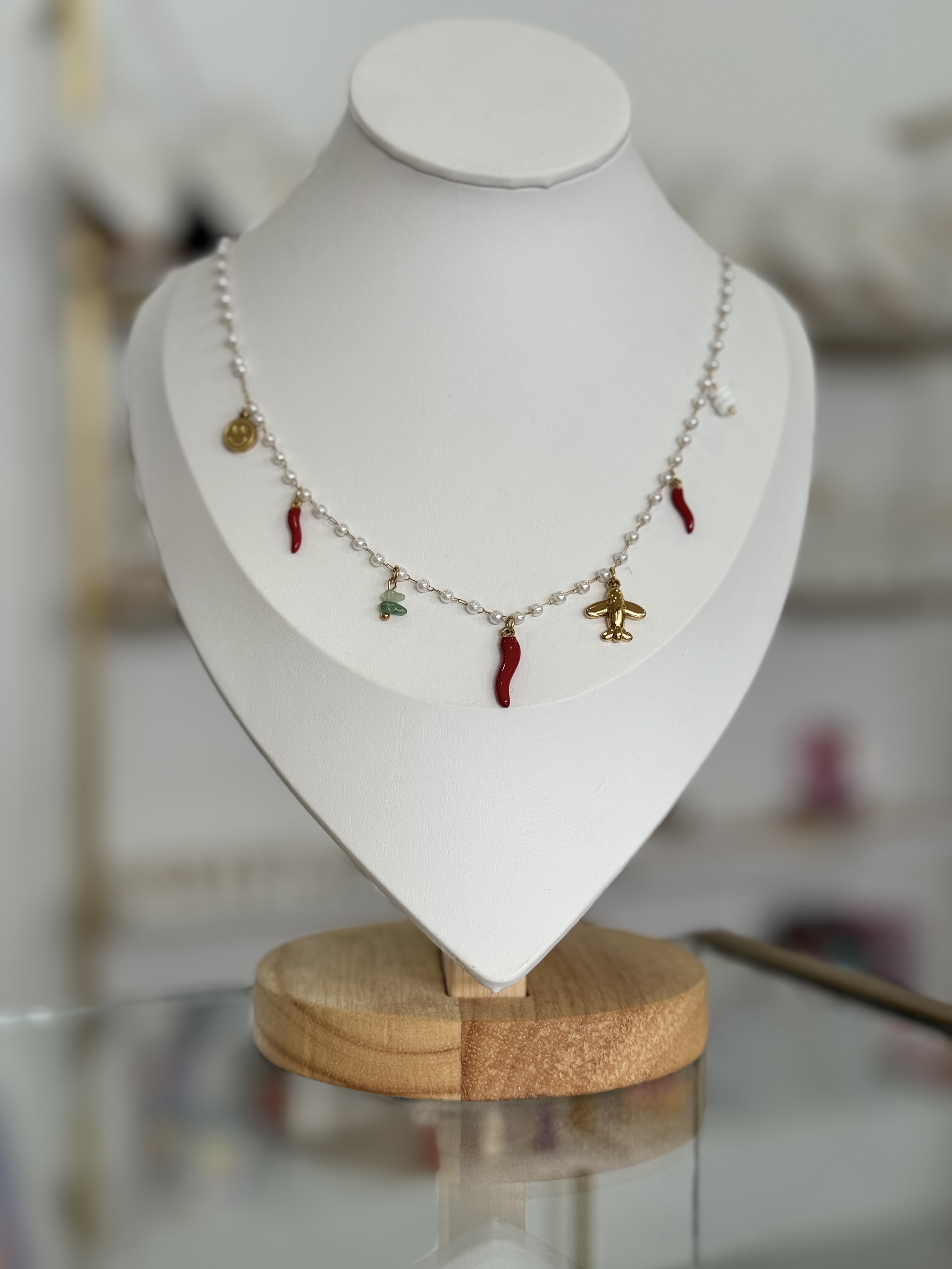 Collar perlas mini sintéticas con dijes