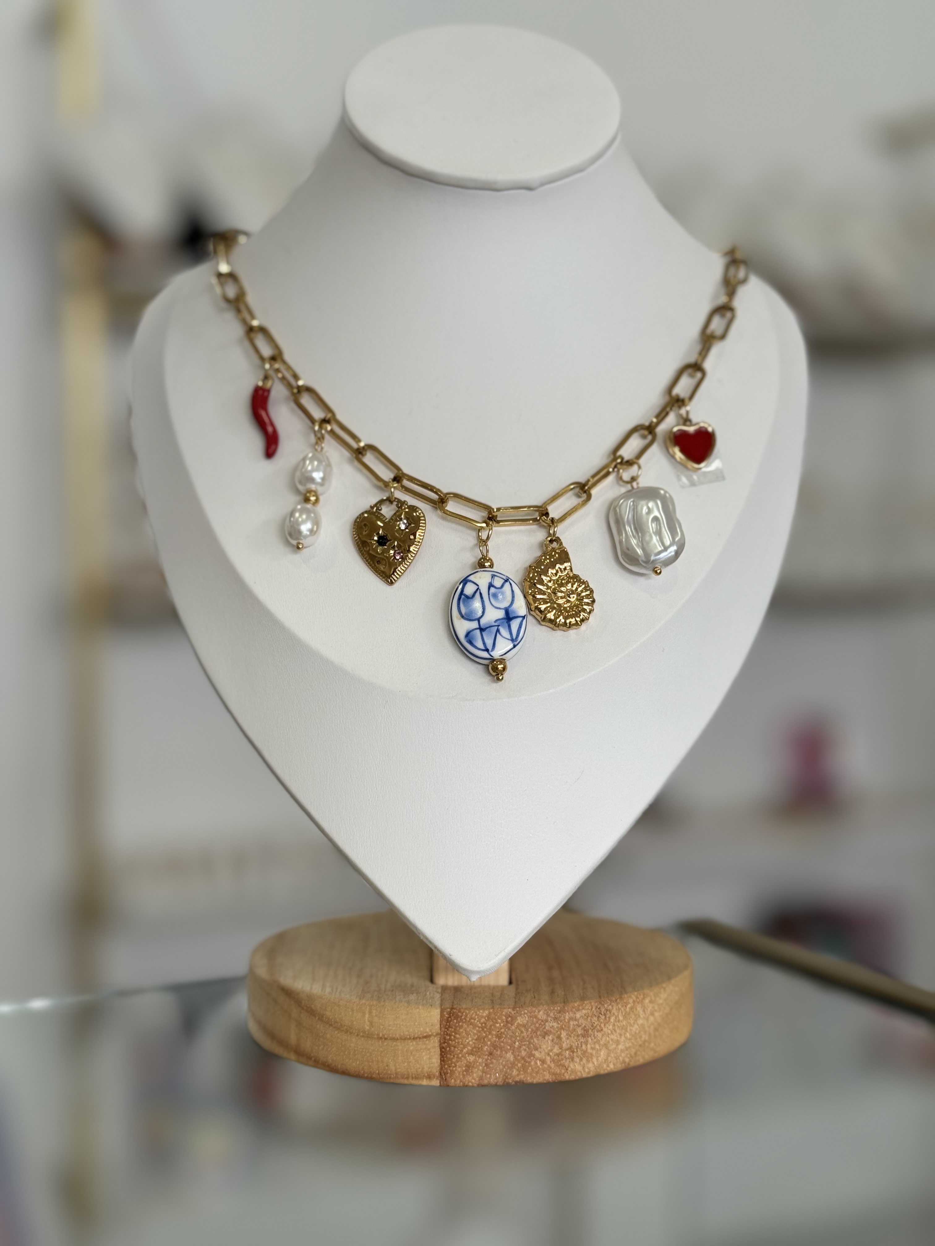 Collar dorado con dijes corno rojo y corazones