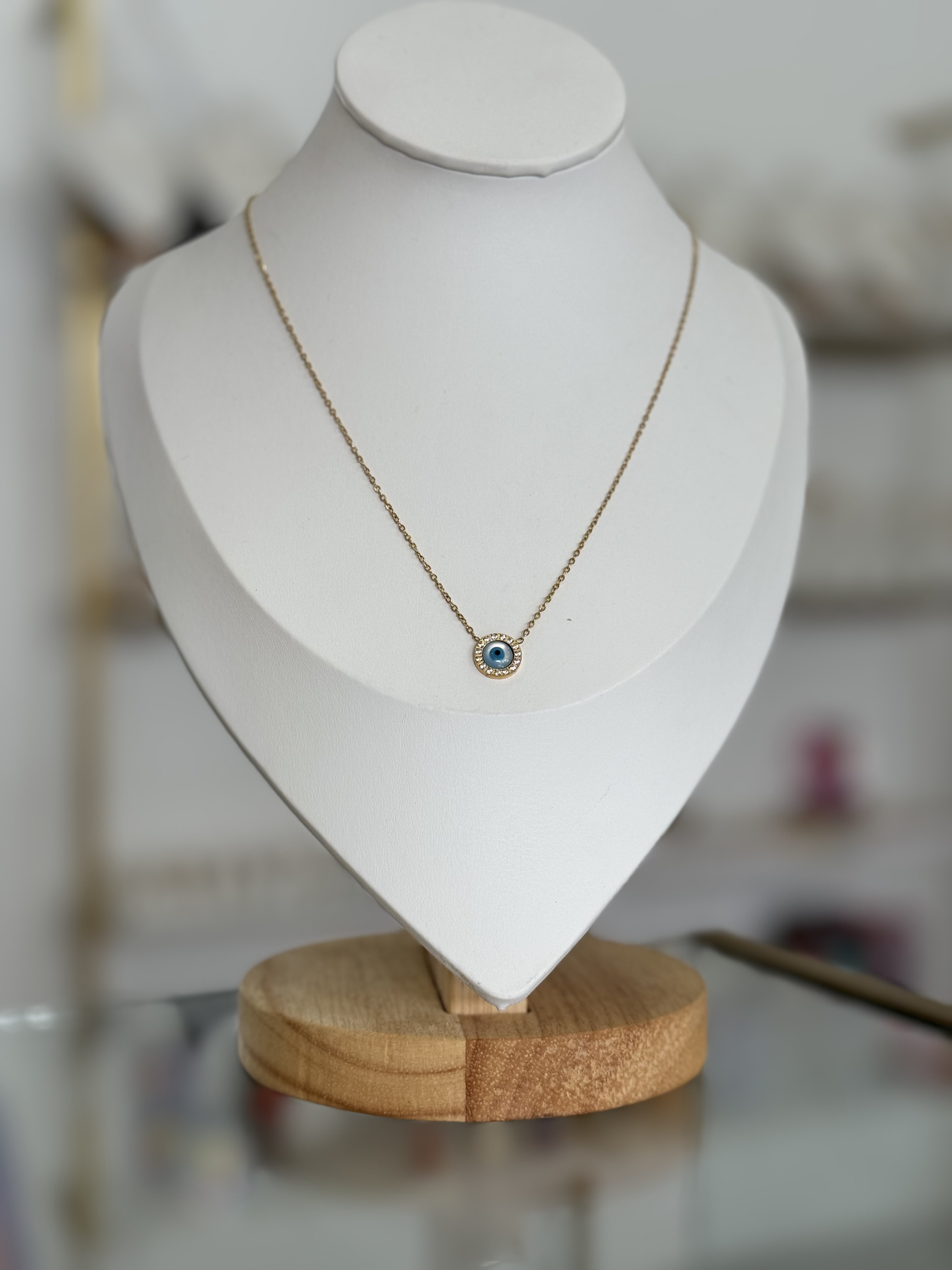 Collar dorado con dije de ojo con circonias
