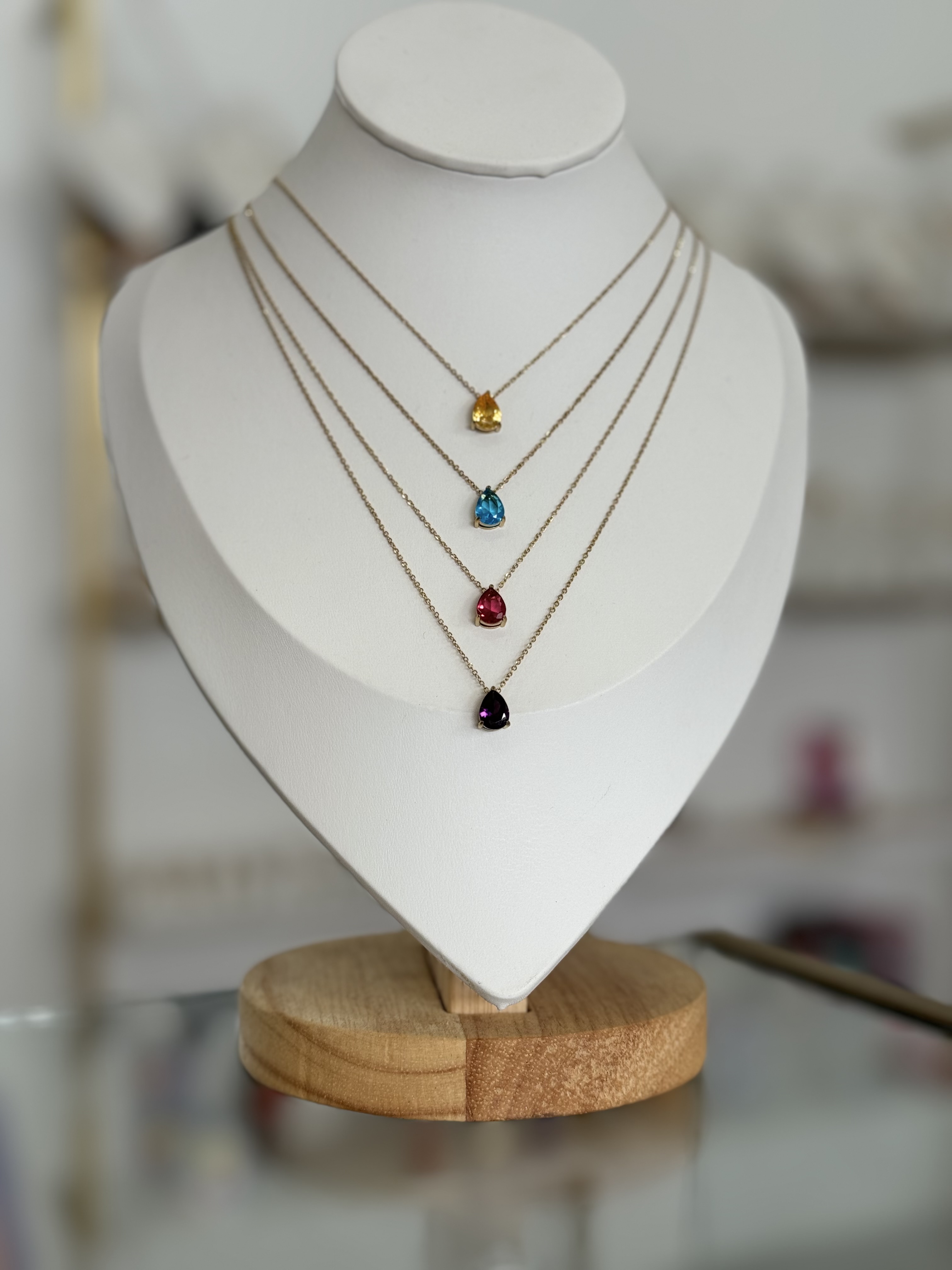 Collar dorado con dije de gota de color