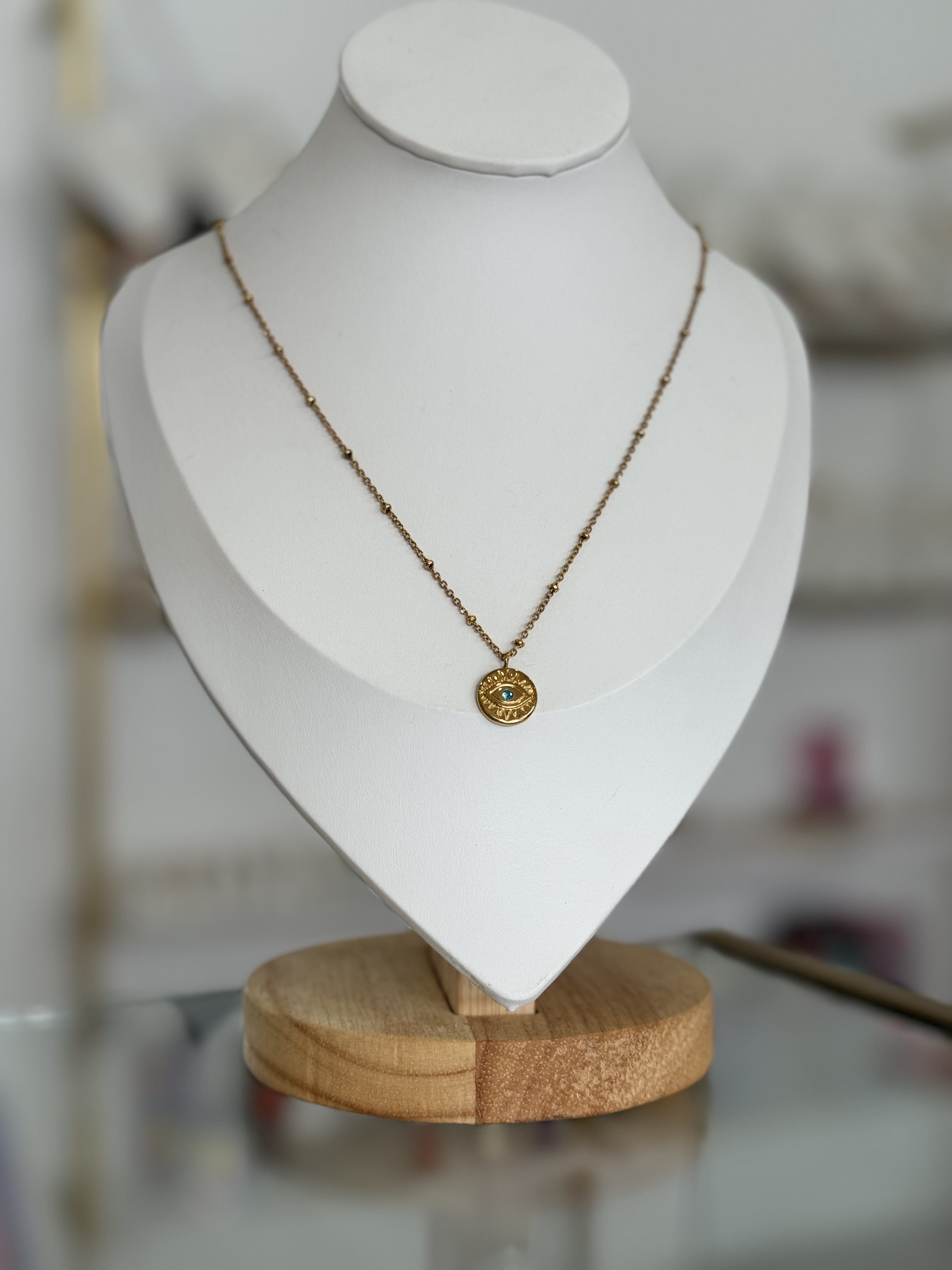 Collar dorado con dije de ojo redondo
