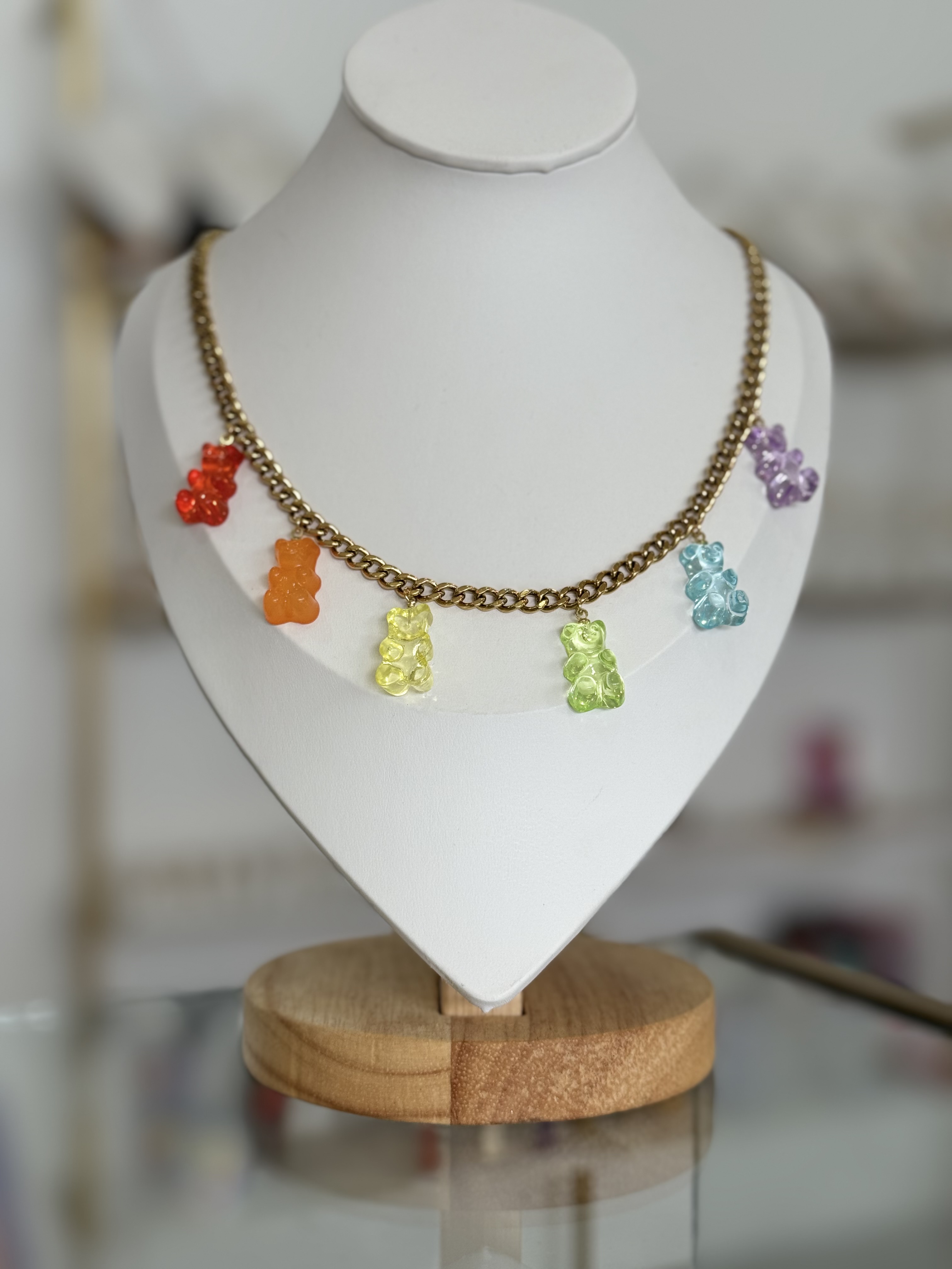 Collar dorado con dijes de ositos panda