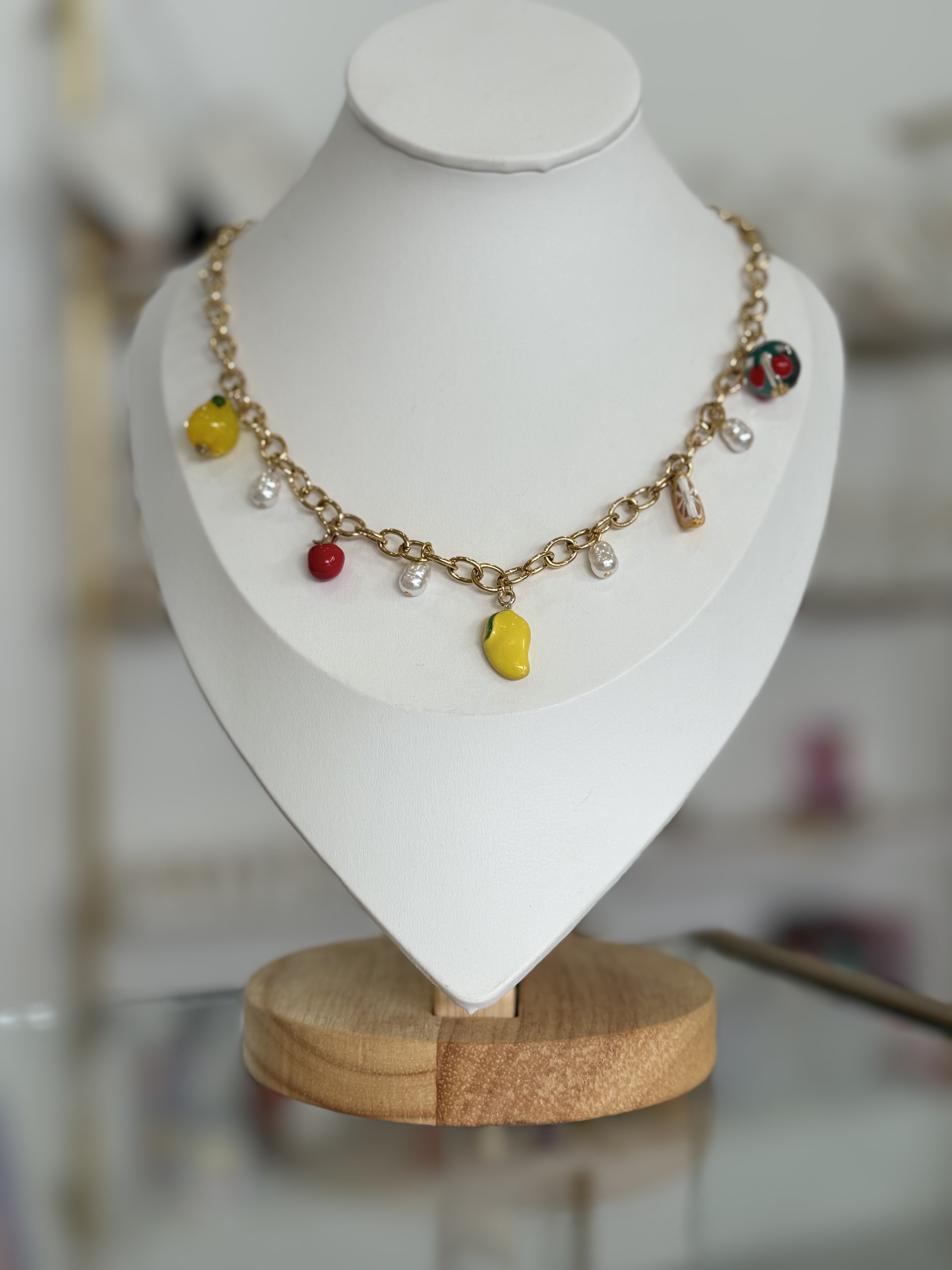 Collar dorado con dijes de frutas