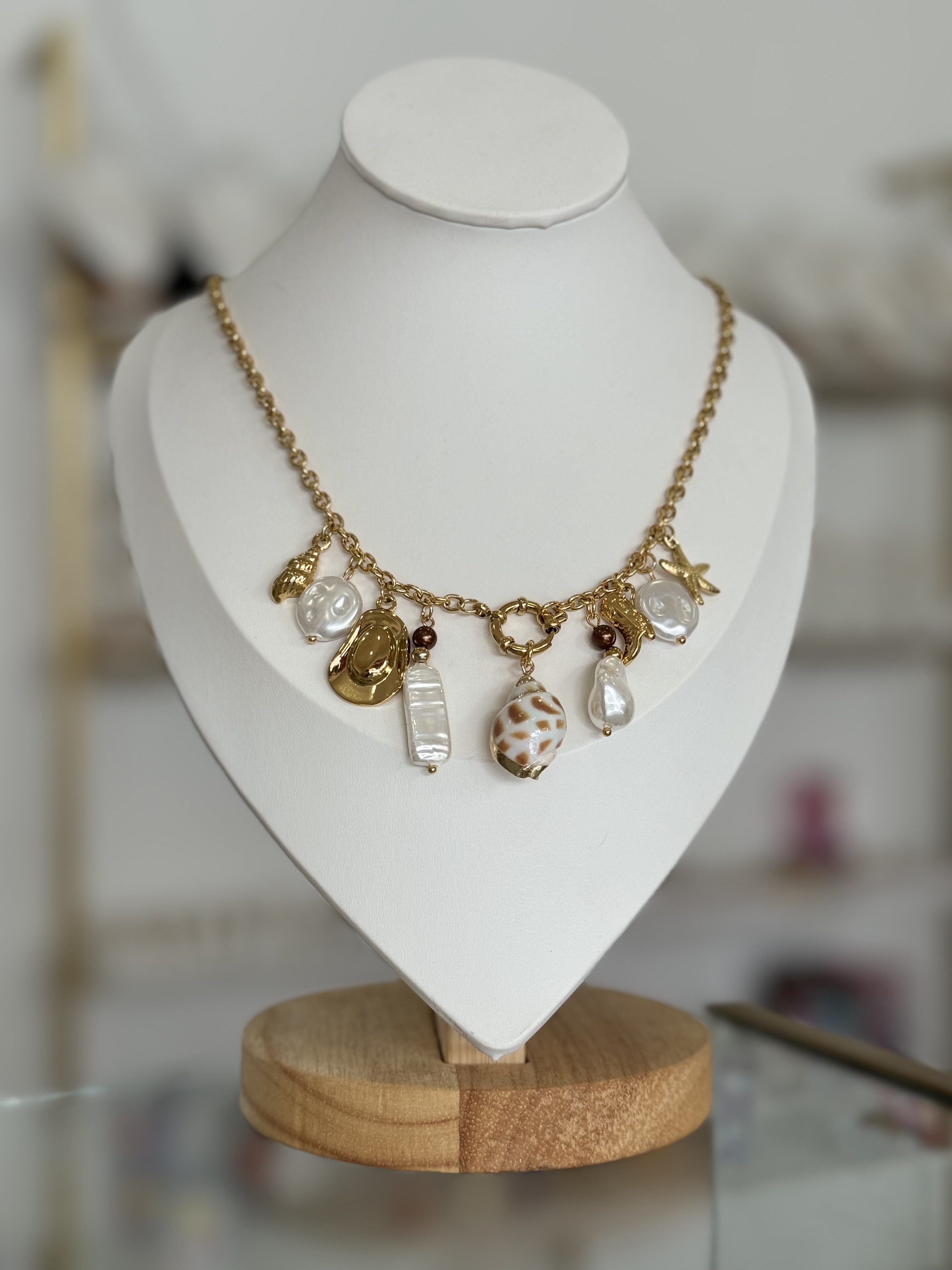 Collar dorado dijes grandes de mar