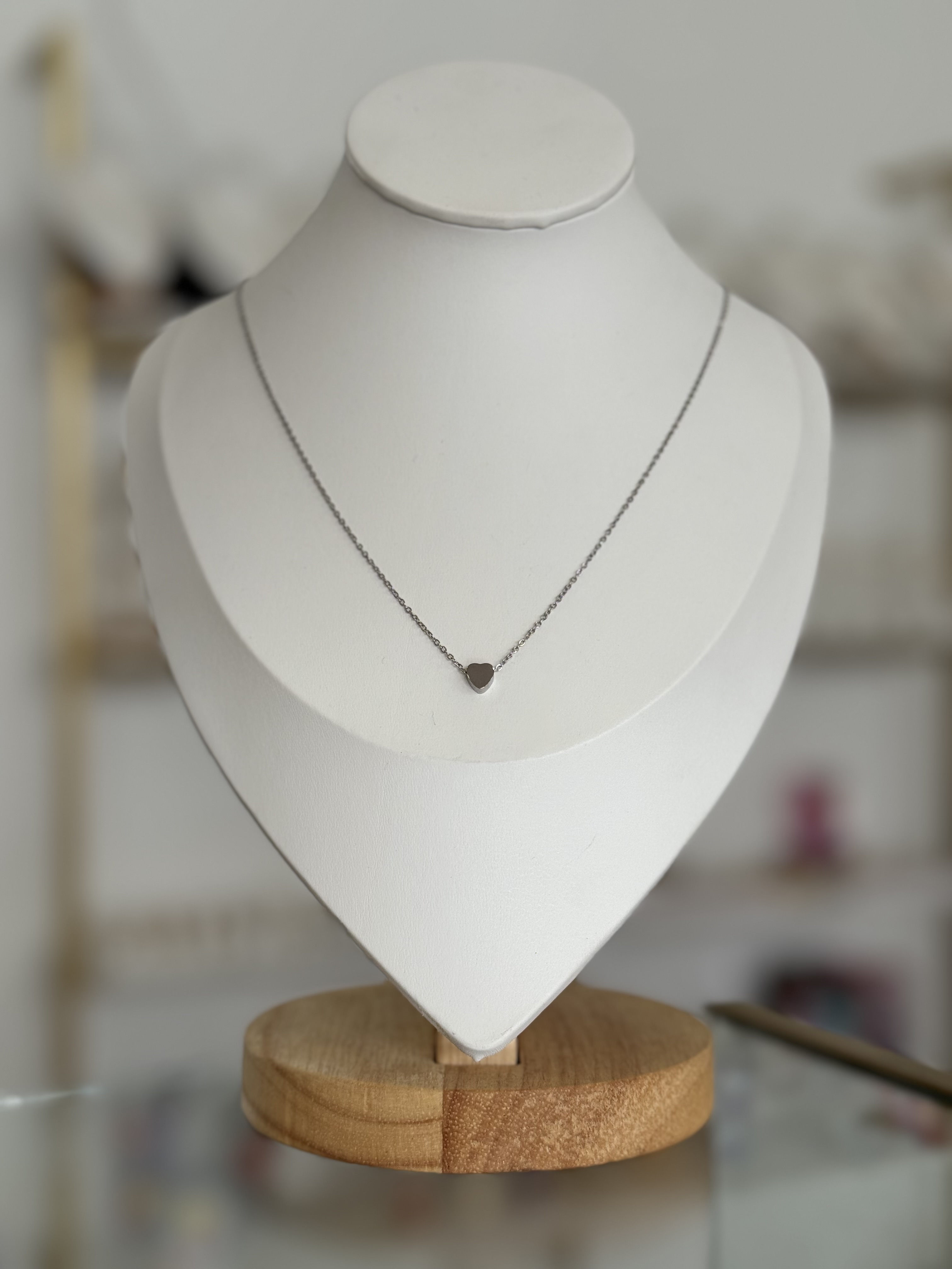 Collar plateado con dije de corazón