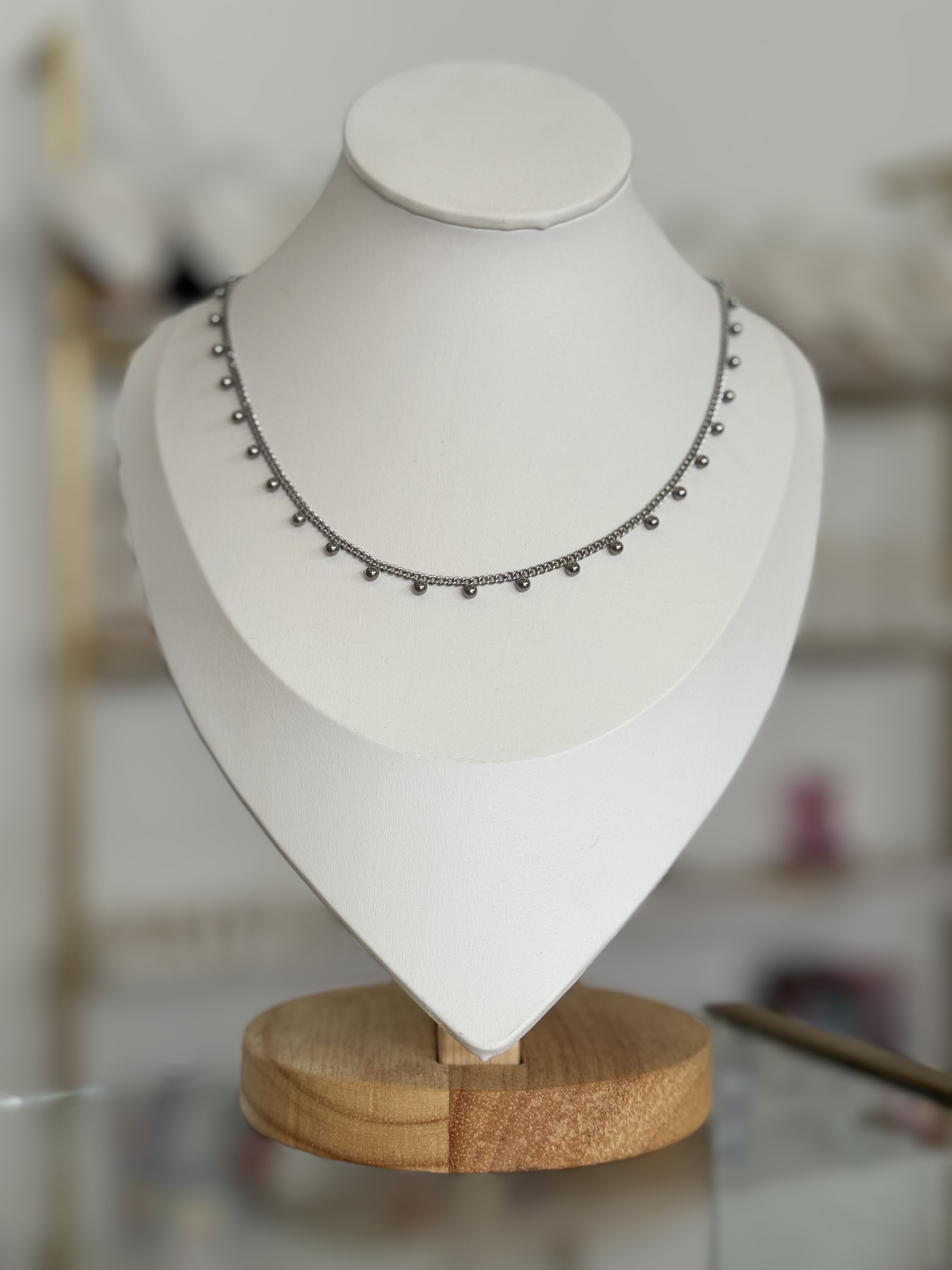 Collar bolitas plateado