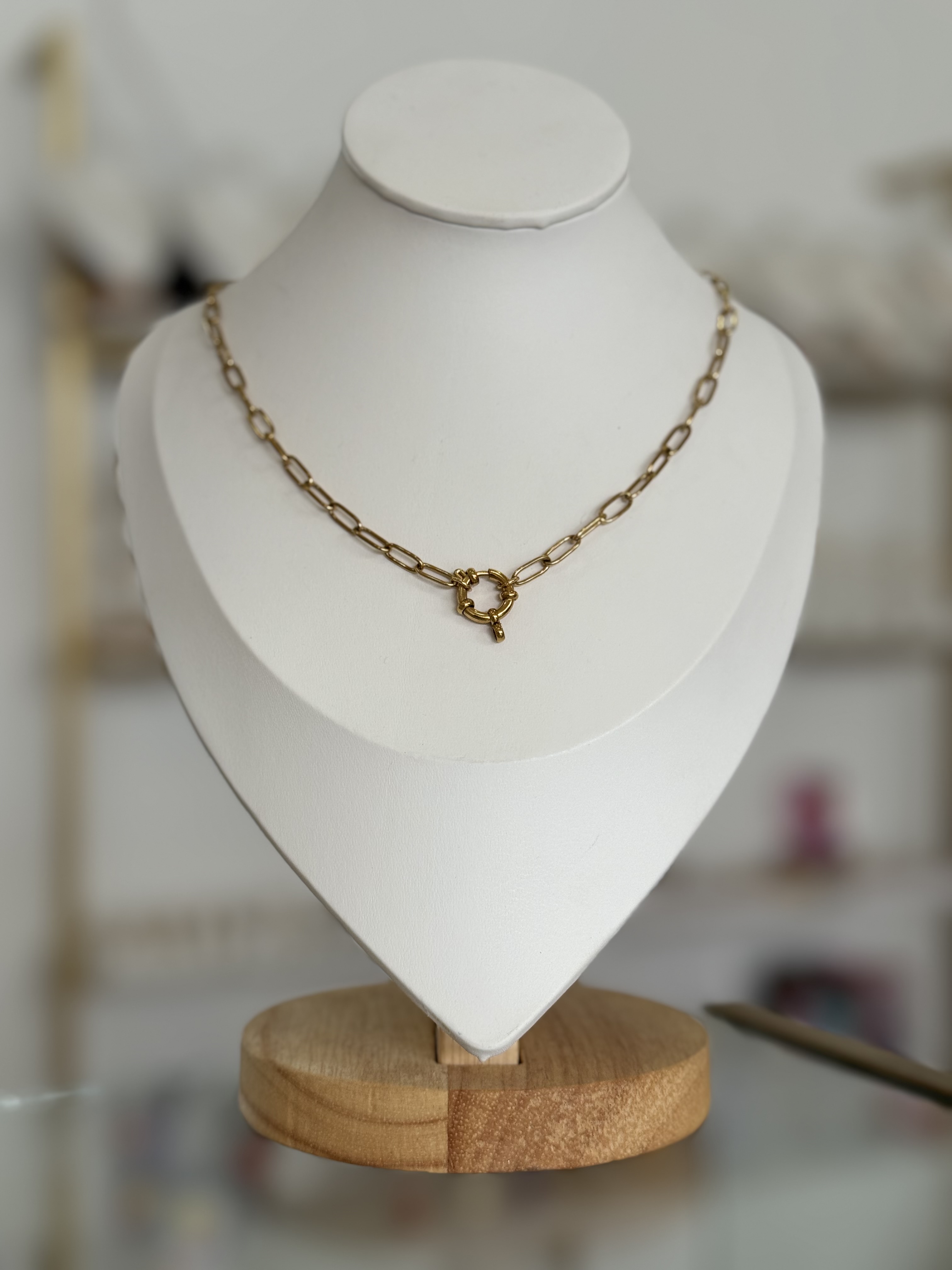 Collar dorado con broche de timón