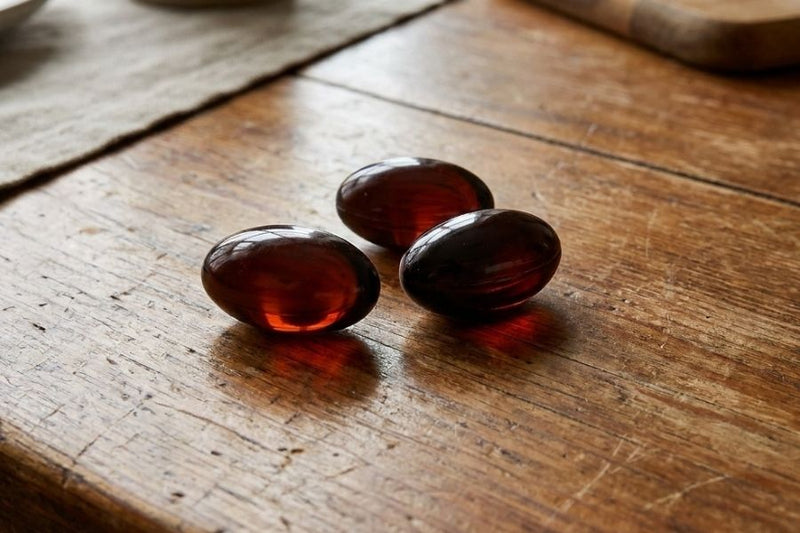 Softgels auf Holztisch