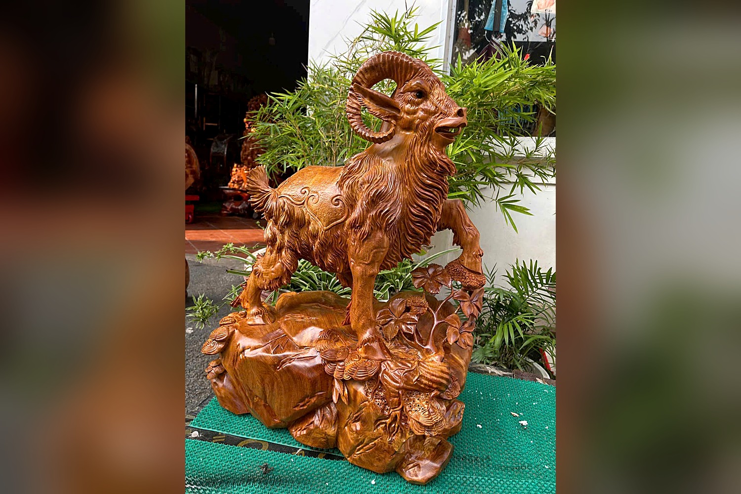 Tượng Dê Trên Núi Đá Gỗ Hương Phong Thủy – Cao 65cm – Văn Sáu Đồ Gỗ