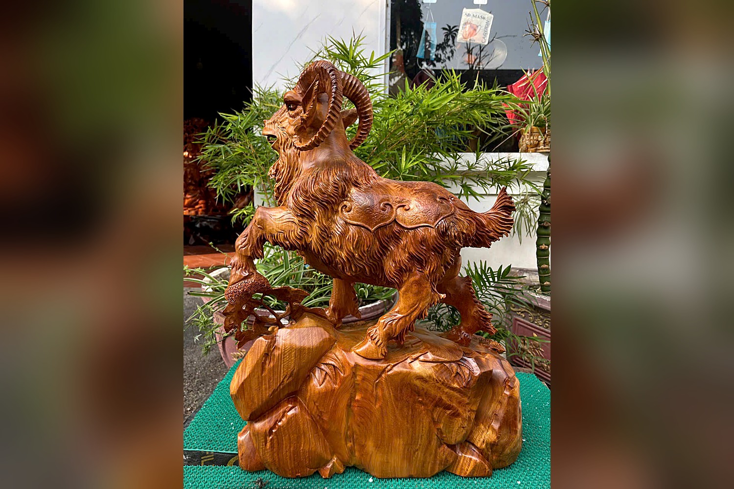 Tượng dê trên núi đá gỗ hương – góc 2