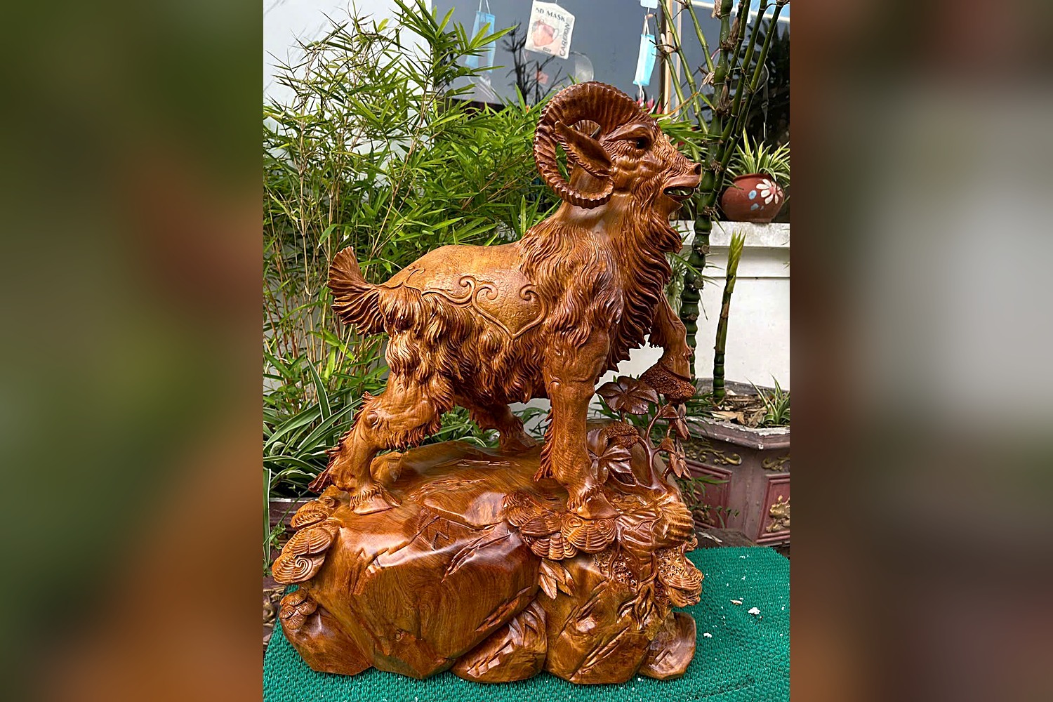Tượng dê trên núi đá gỗ hương – góc 3
