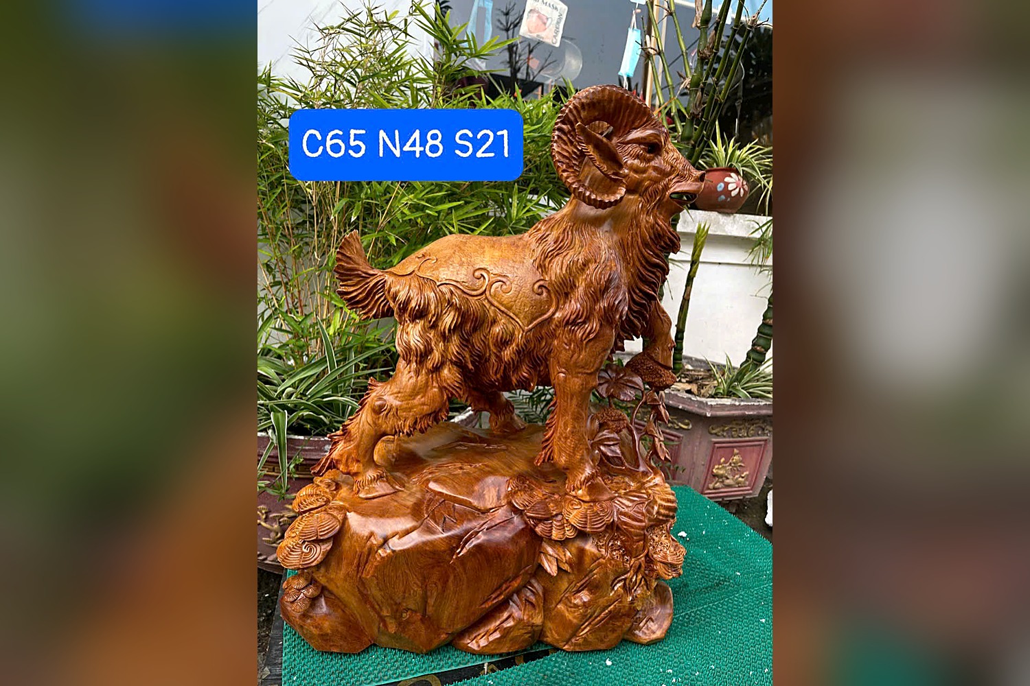 Tượng dê trên núi đá gỗ hương – góc 4